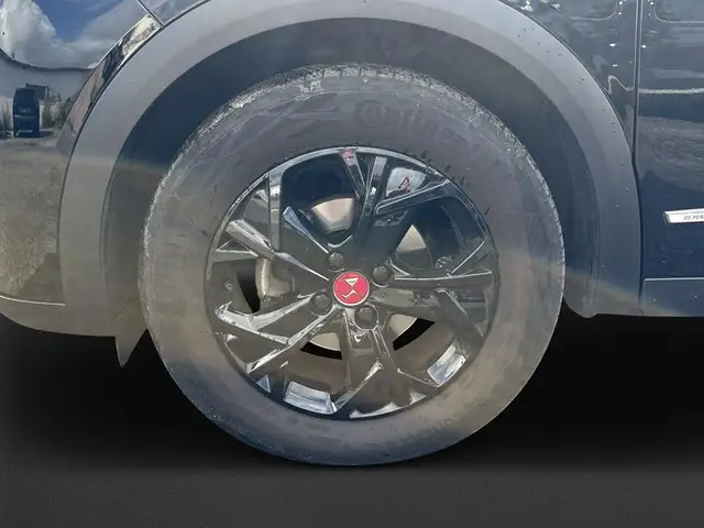 DS Automobiles DS 3 view 8