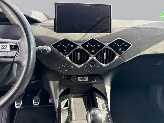 DS Automobiles DS 3 view 12