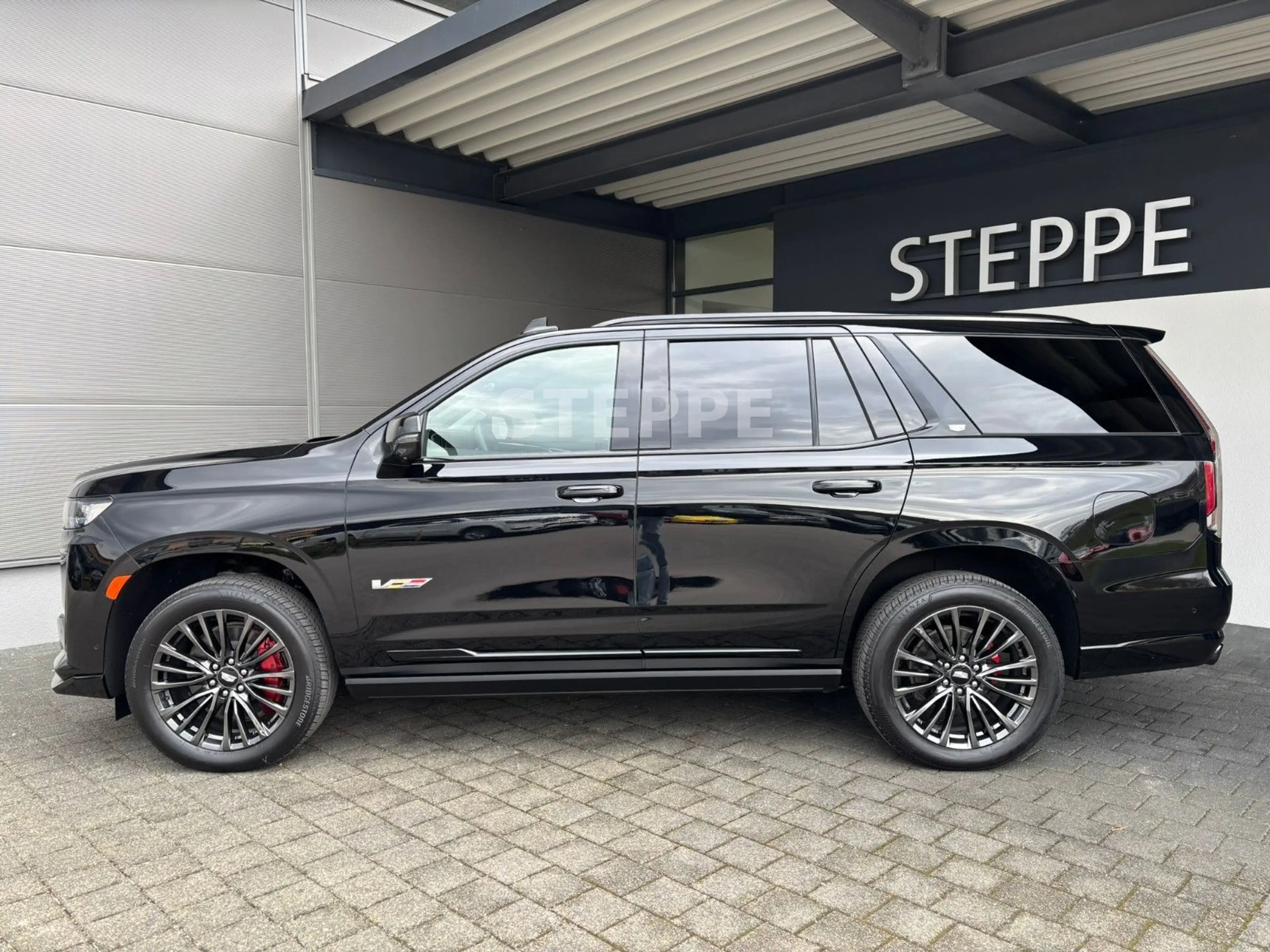 Cadillac Escalade V-Series 6.2 V8 Supercharged AWD — photo 3