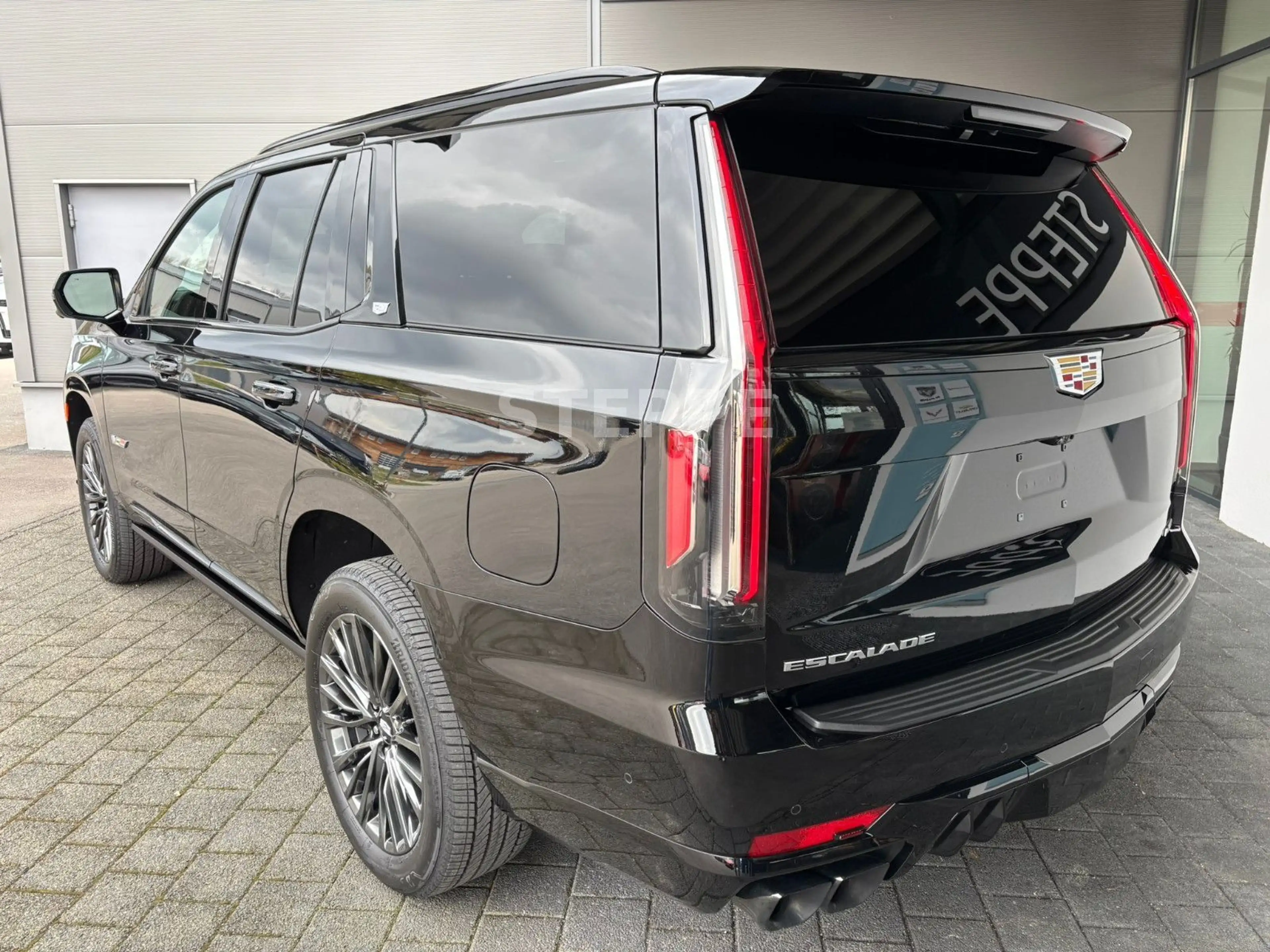 Cadillac Escalade V-Series 6.2 V8 Supercharged AWD — photo 4