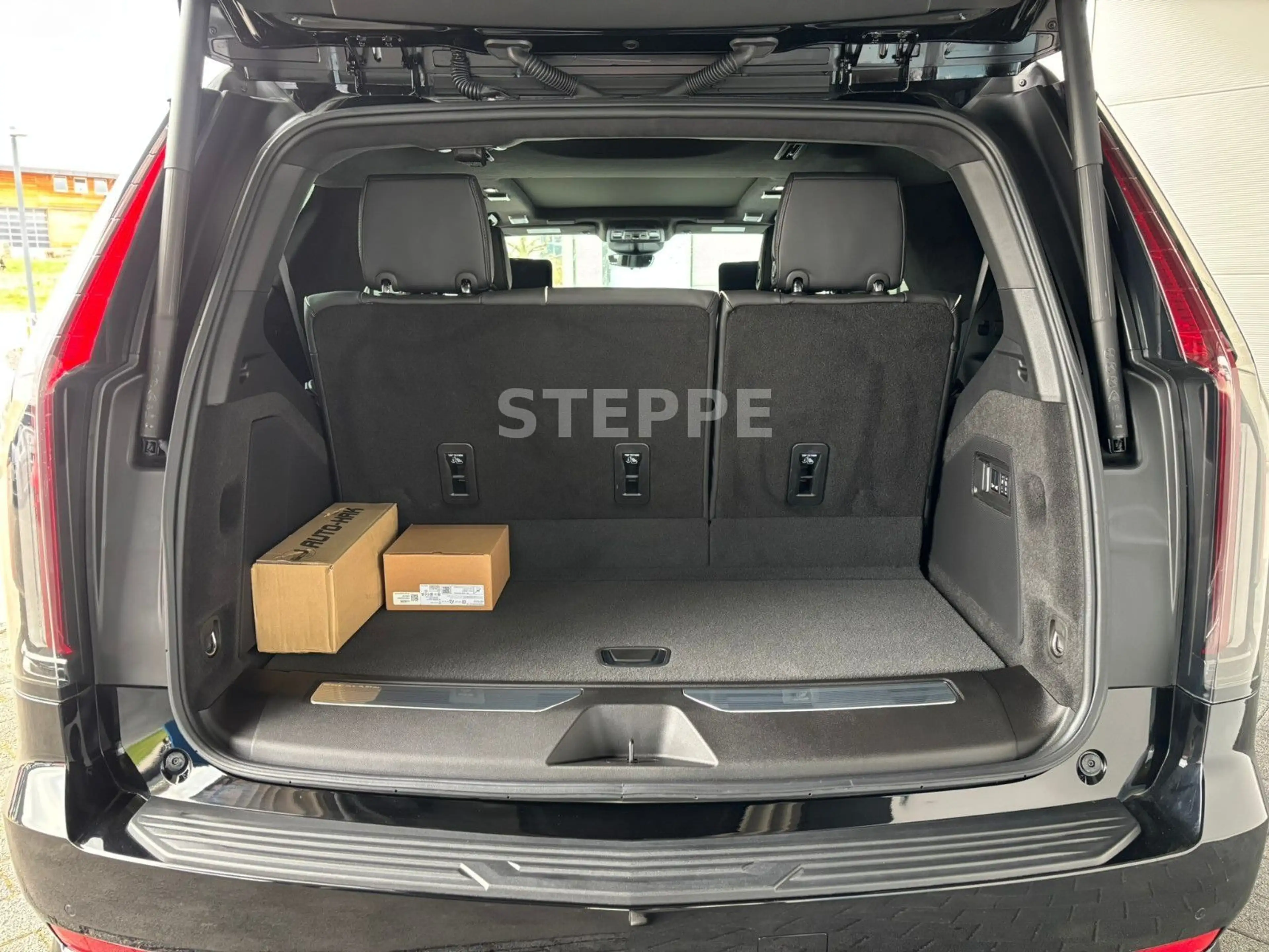 Cadillac Escalade V-Series 6.2 V8 Supercharged AWD — photo 15