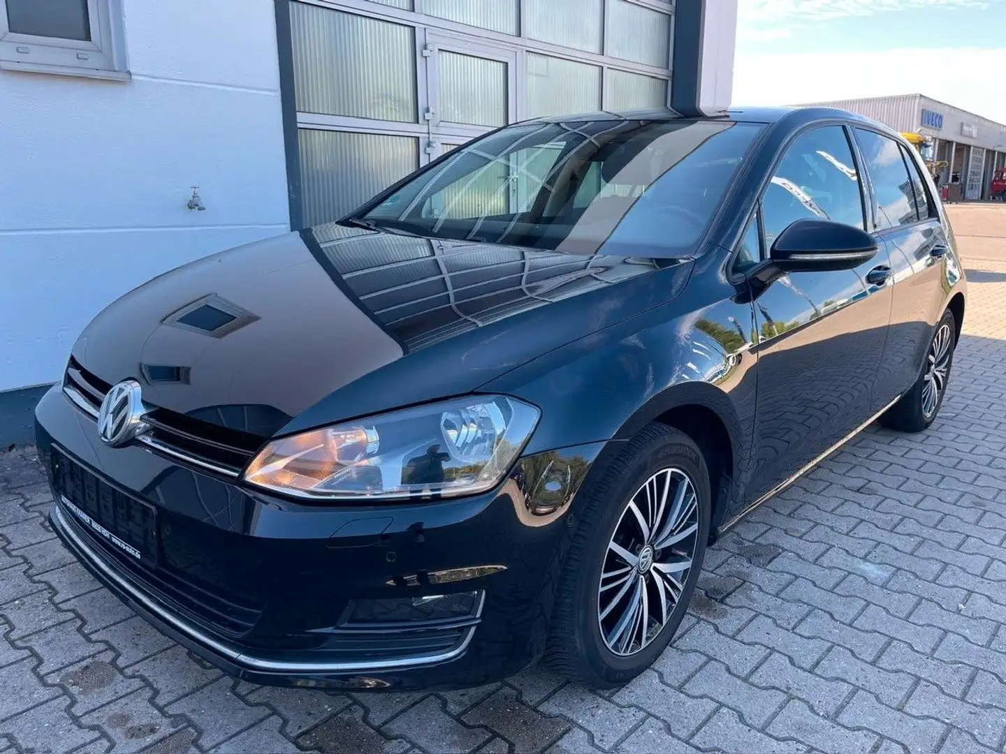 Volkswagen Golf VII Lim. Allstar 1,2 /AHK/SHZ/NAVI/GARANTIE Noir - 1