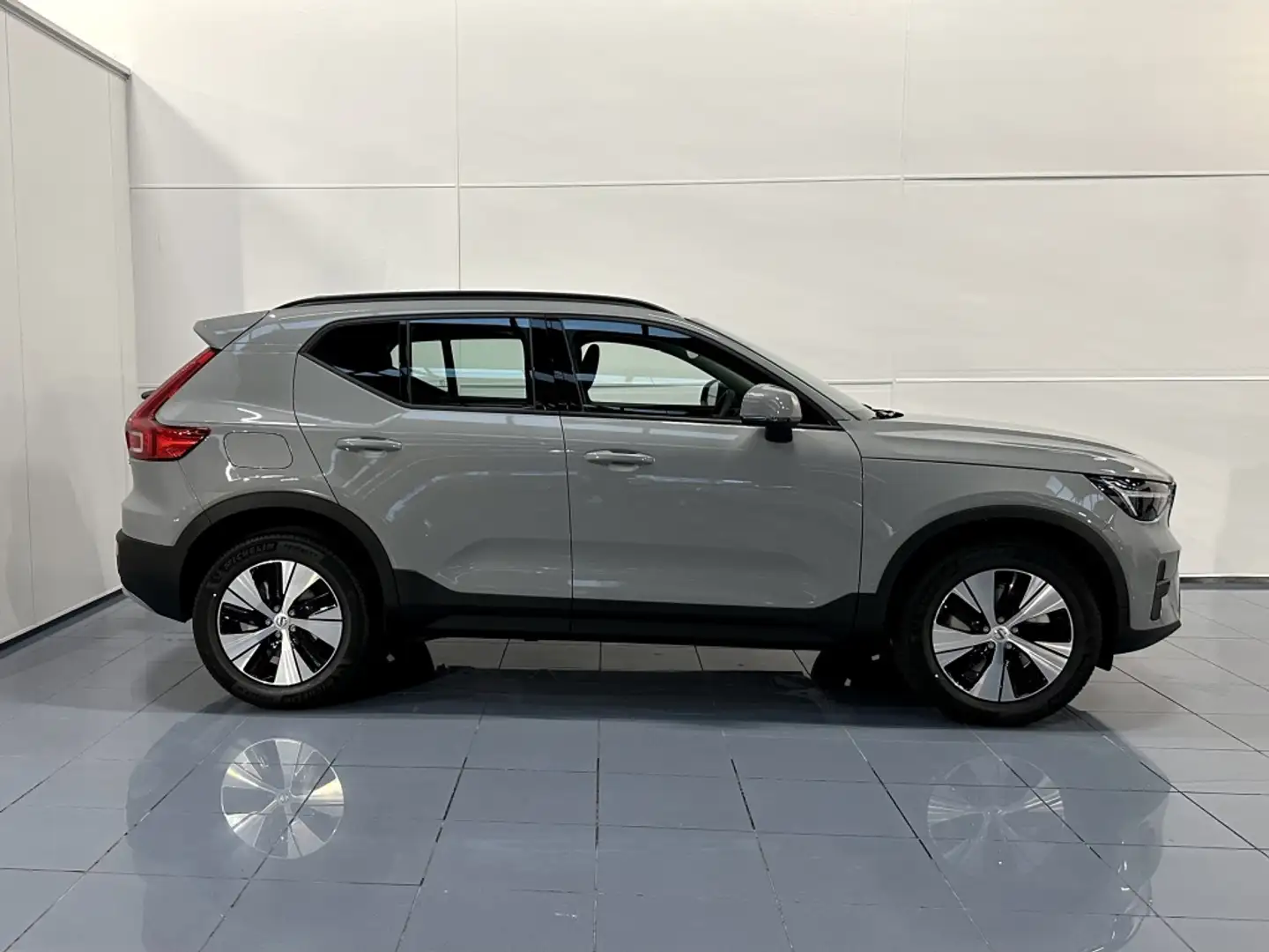 Volvo XC40 B3 Essential Aut. Gris - 2