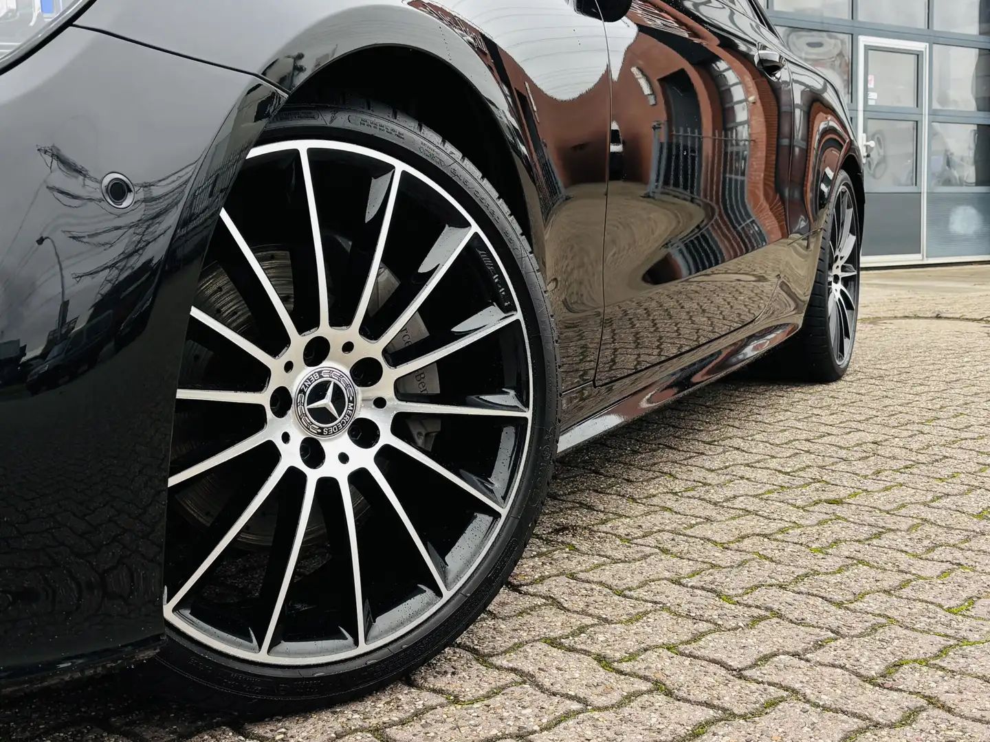 Mercedes-Benz E 200 E Coupé AMG Line Zwart - 2