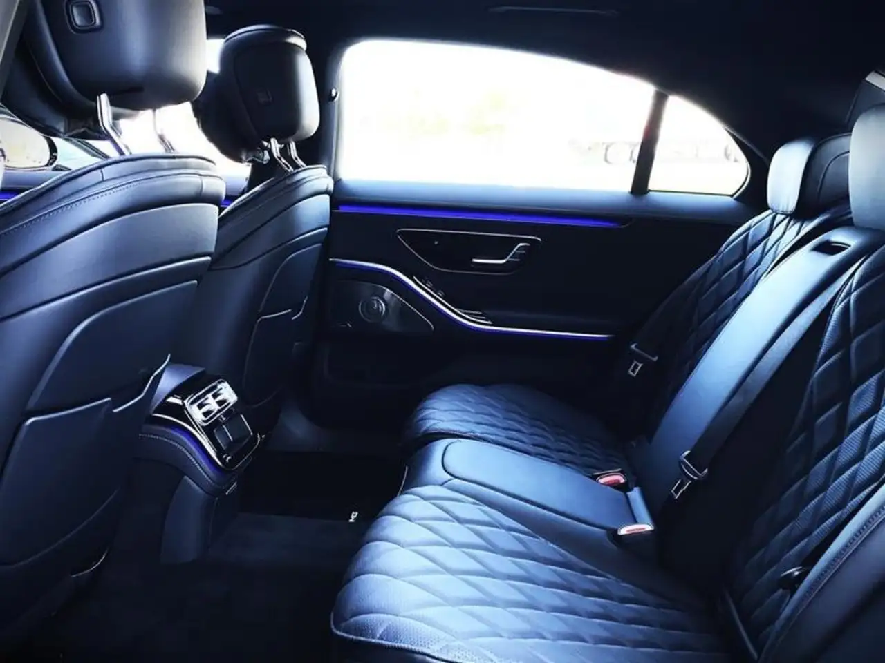 Mercedes-Benz S-Class снимка Mercedes-Benz S-Class