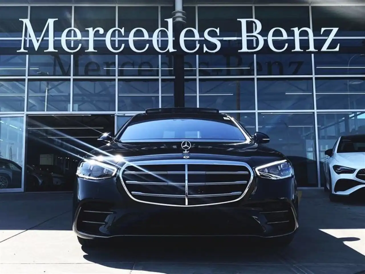 Mercedes-Benz S-Class снимка Mercedes-Benz S-Class