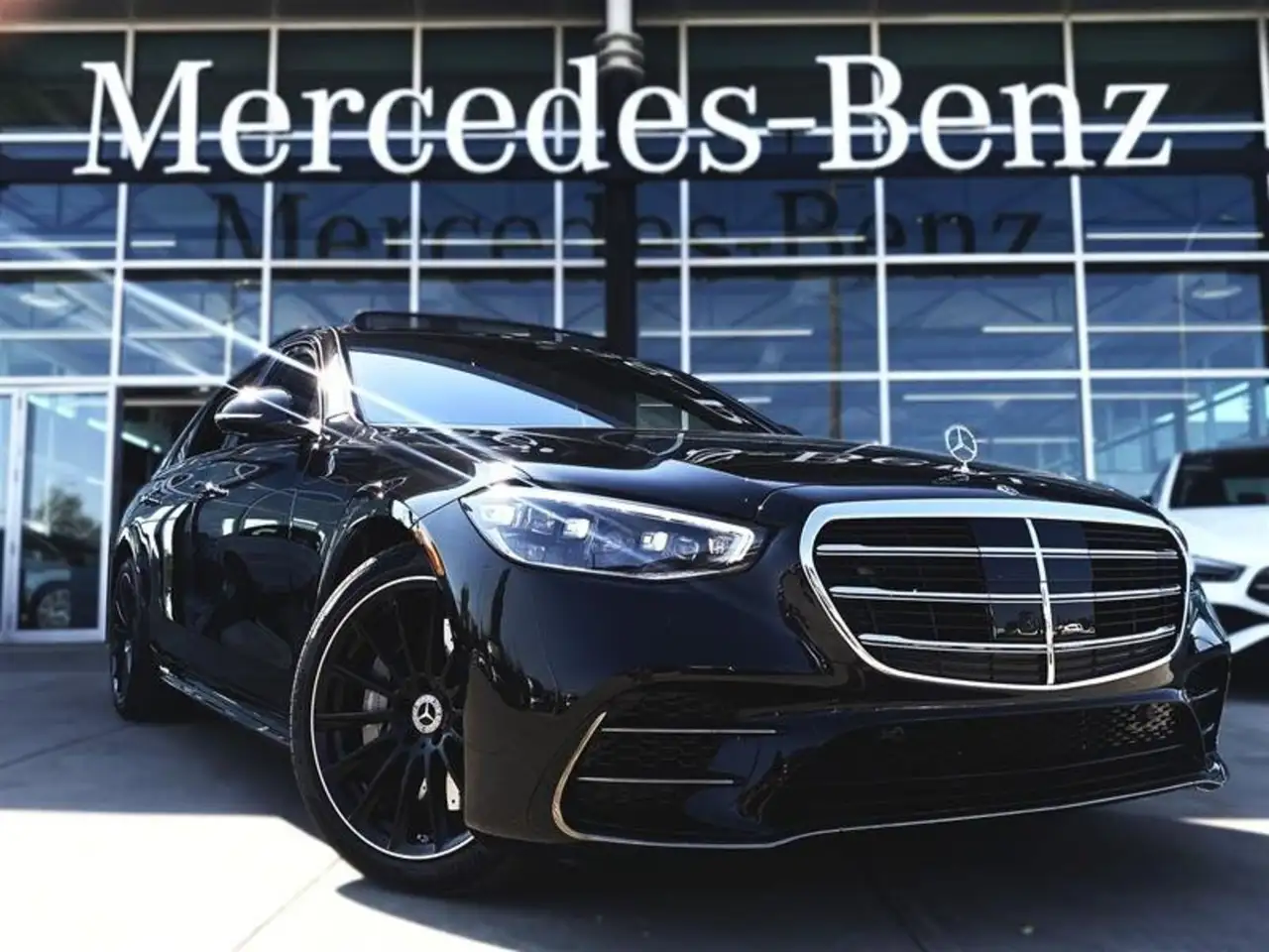 Mercedes-Benz S-Class снимка Mercedes-Benz S-Class