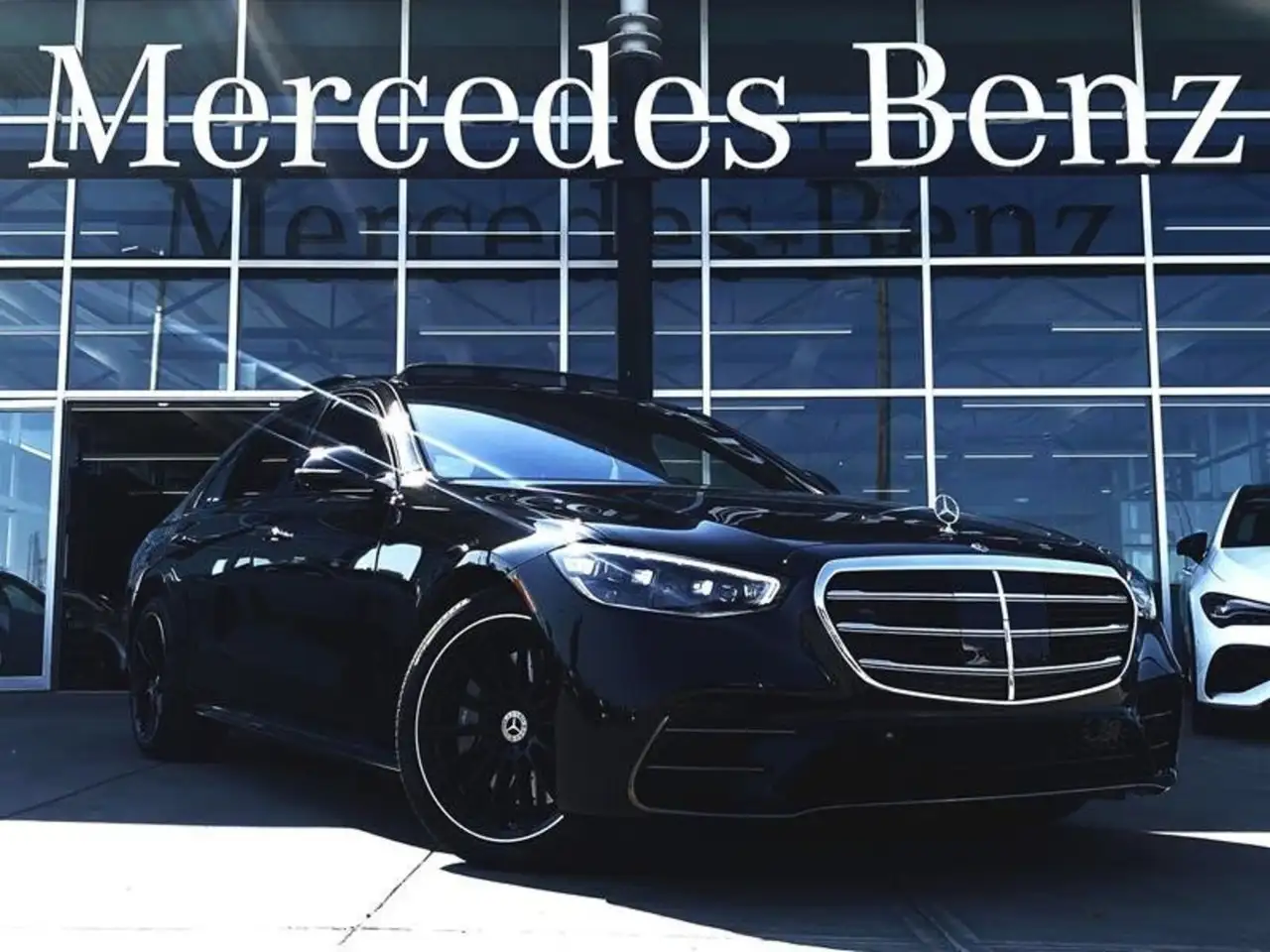 Mercedes-Benz S-Class снимка Mercedes-Benz S-Class