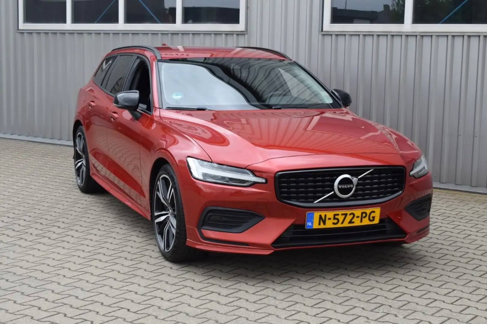 Volvo V60 2.0 B3 163pk AUT Momentum Advantage Styling pakket Orange - 2
