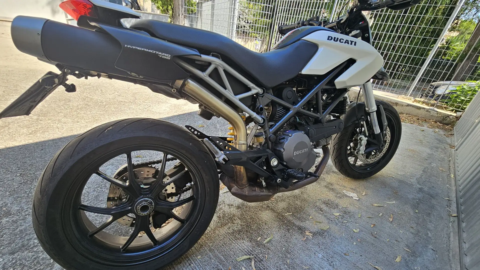 Ducati Hypermotard 796 Weiß - 1