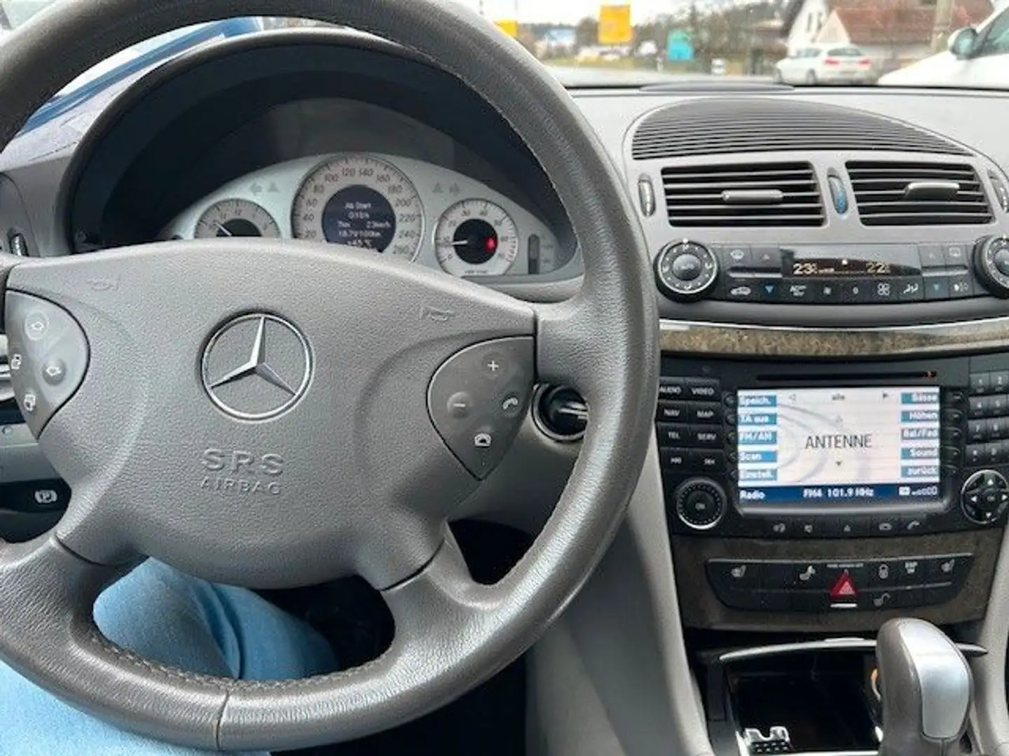 Mercedes-Benz E 320 AVANTGARDE *Xenon*NAVI* Silber - 2
