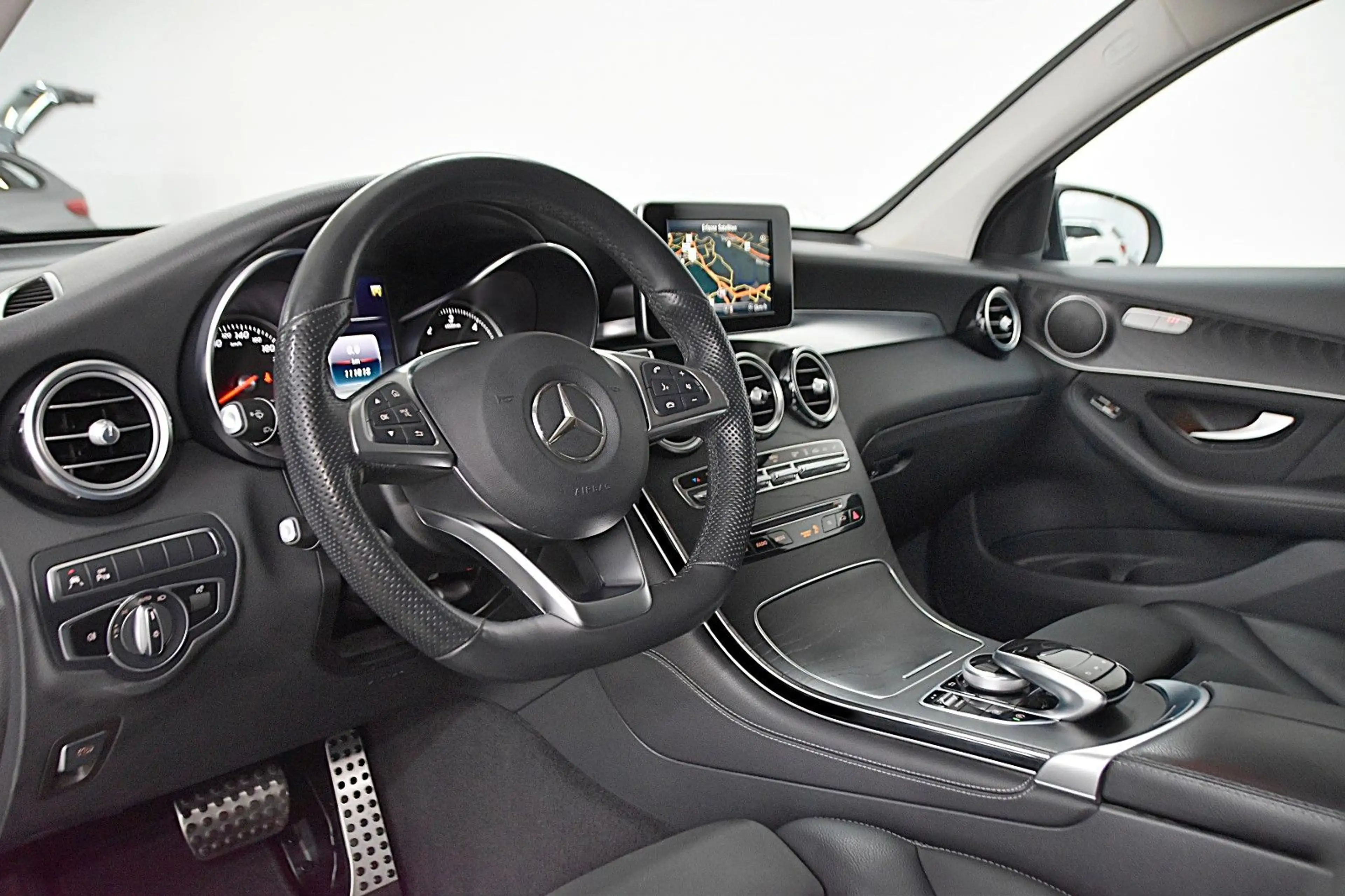 Mercedes-Benz GLC 250 D 4-MATIC AMG LINE*STANDHEIZUNG* — photo 2