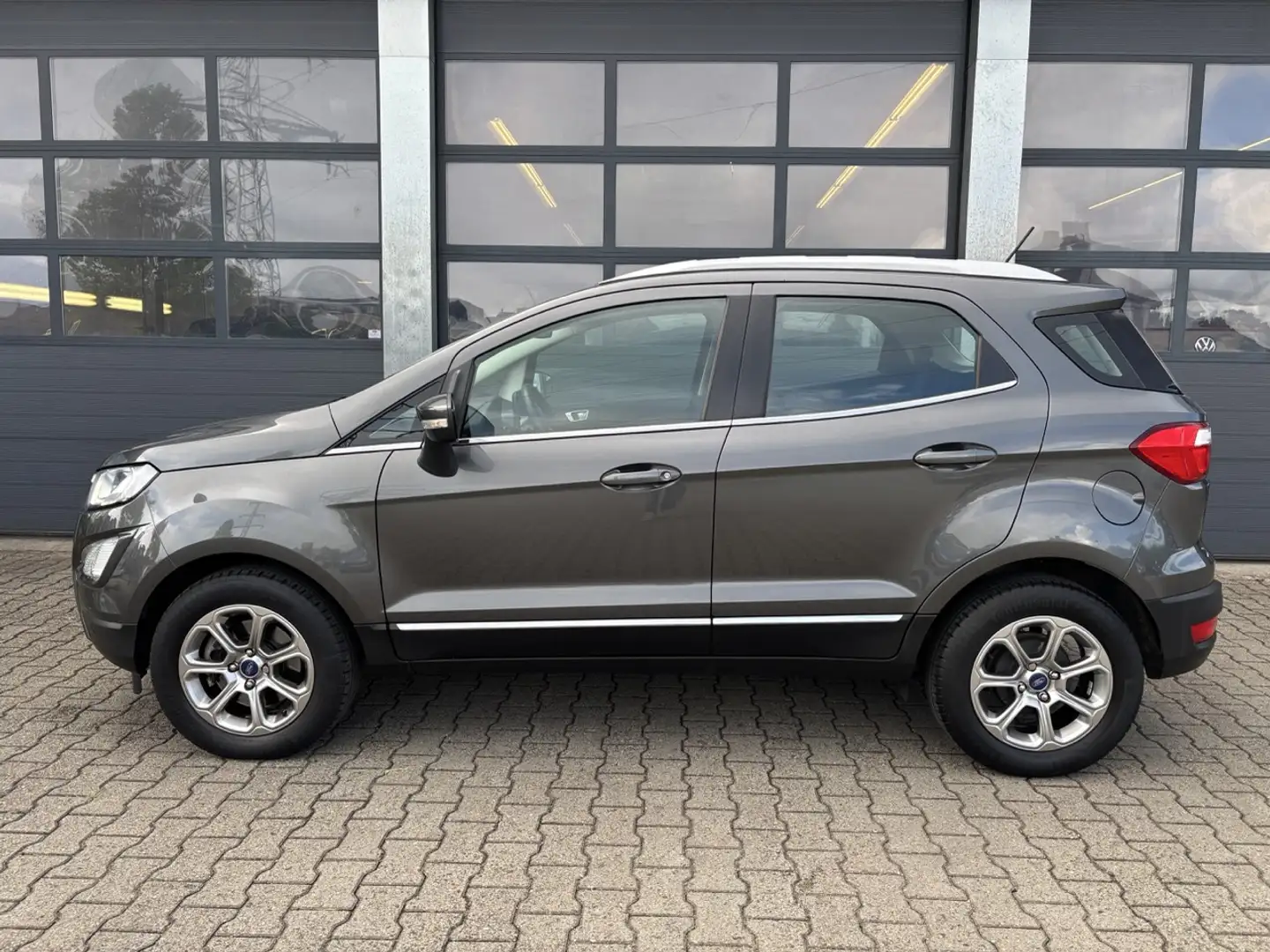Ford EcoSport 1.0 EcoBoost 125pk Titanium Automaat Grijs - 2