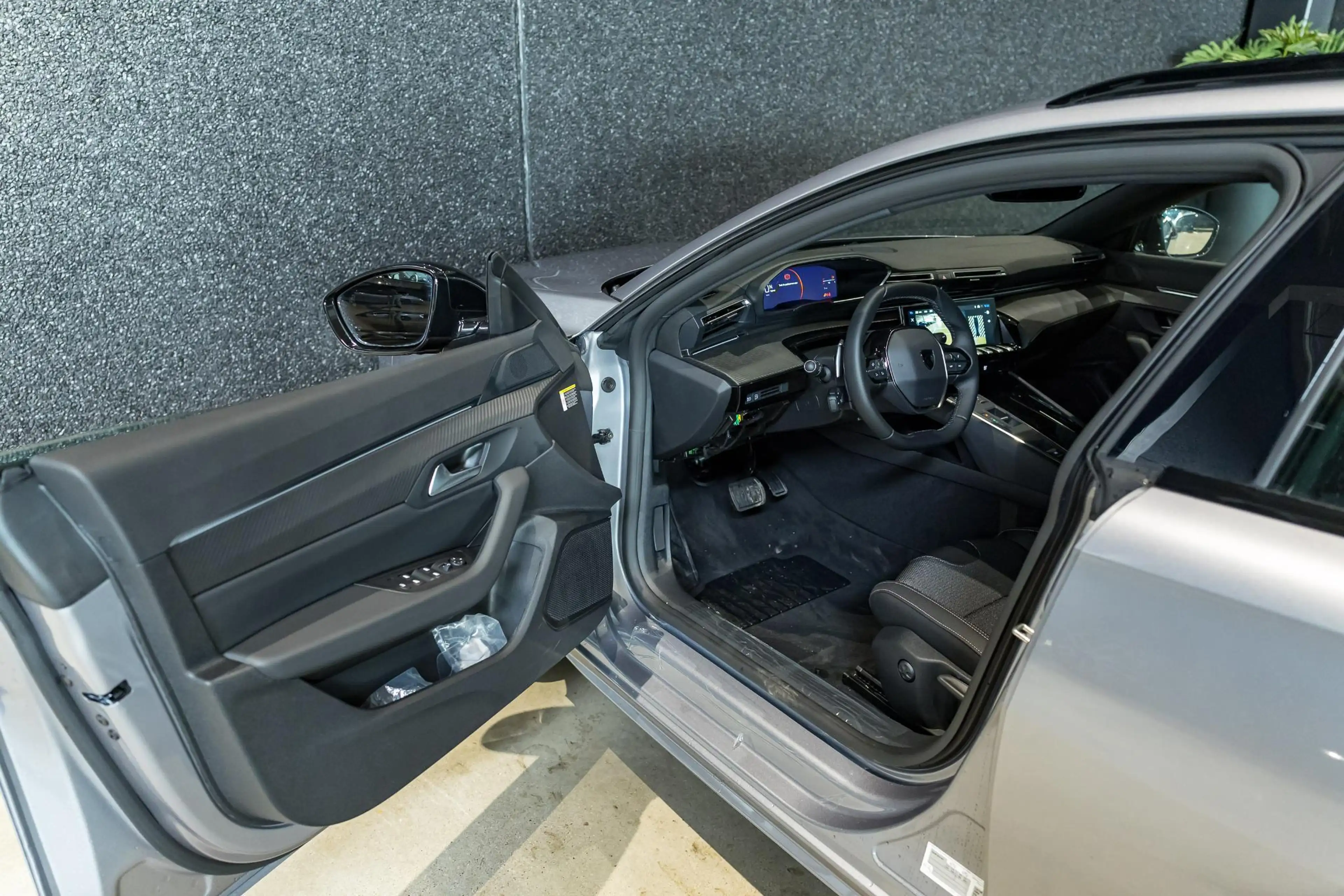 Peugeot 508 SW 1.6 Hybrid 225 e-EAT8 Allure — photo 12