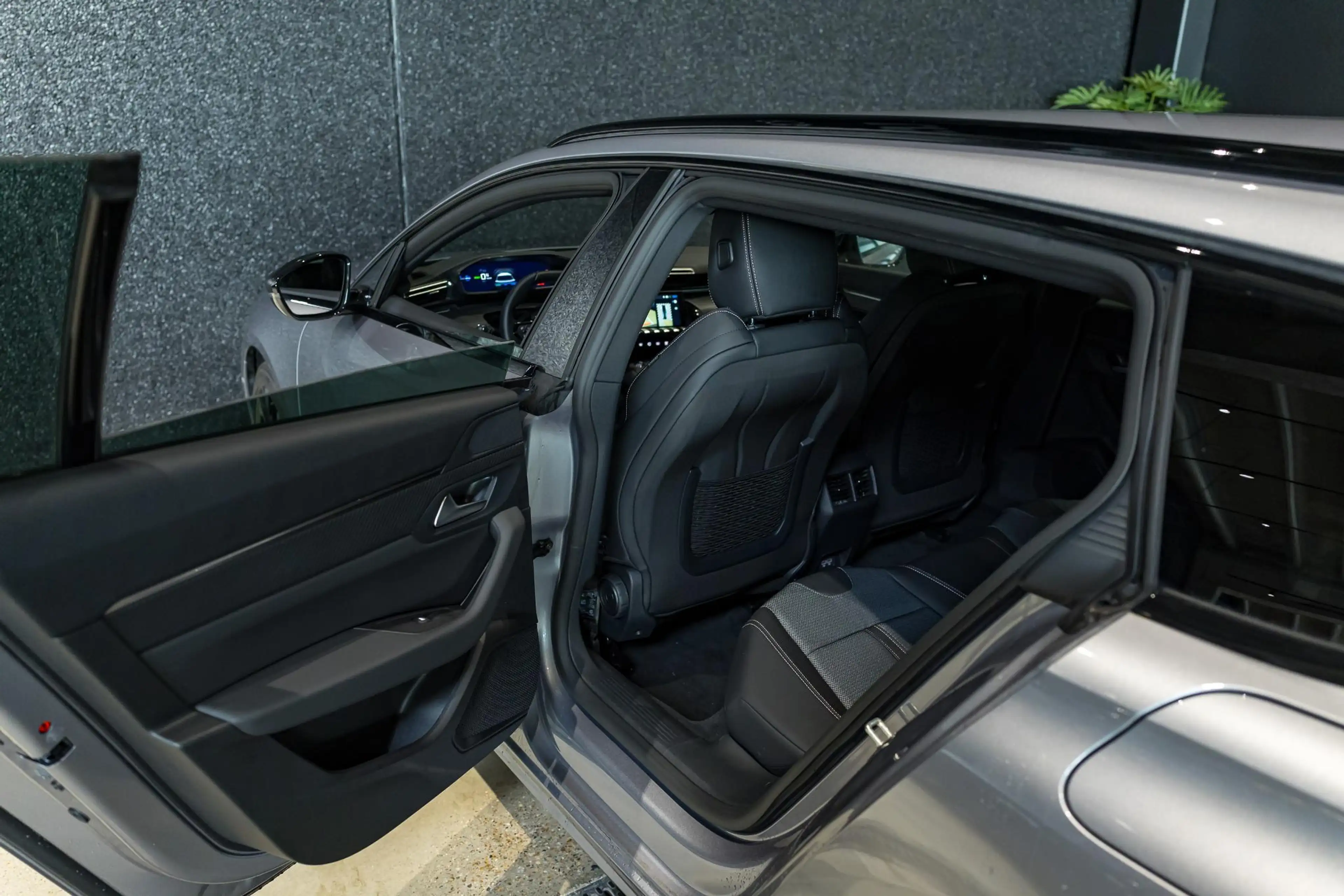 Peugeot 508 SW 1.6 Hybrid 225 e-EAT8 Allure — photo 14