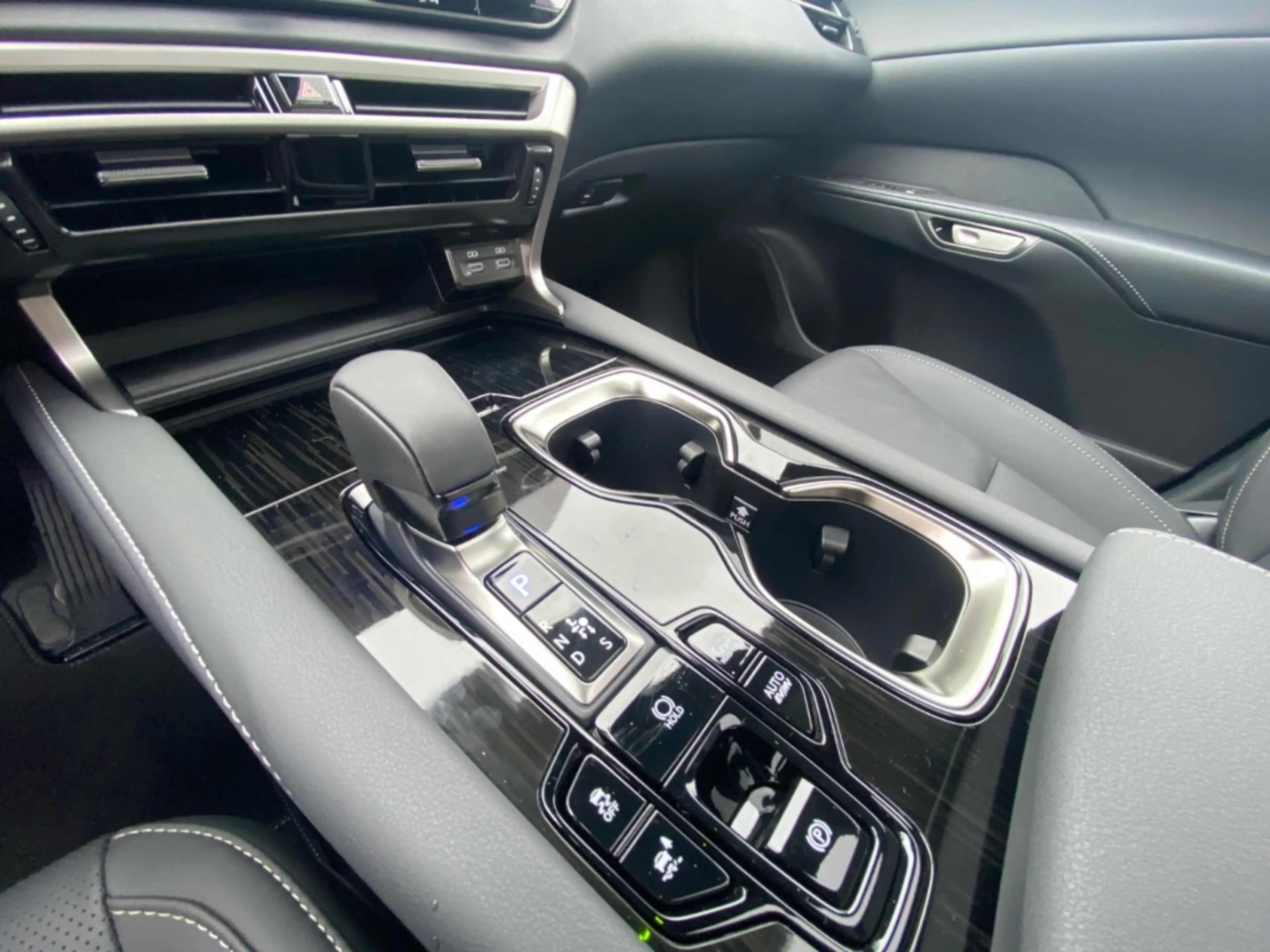 Lexus RX 450h + 2,5 l E-CVT, 4x4 Plug-in 5-Türer F SPORT D — photo 14