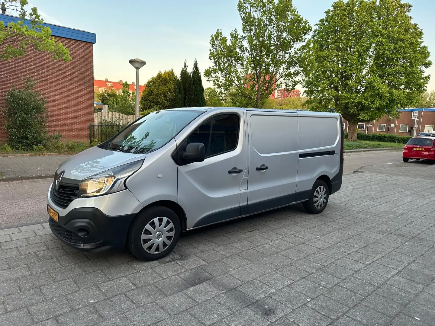 Renault Trafic 1.6 dCi T29 L2H1 Comfort NW APK 1-eigenaar Zilver - 1