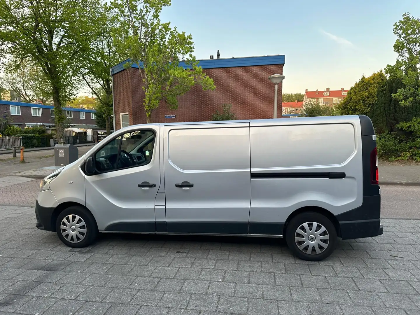 Renault Trafic 1.6 dCi T29 L2H1 Comfort NW APK 1-eigenaar Zilver - 2
