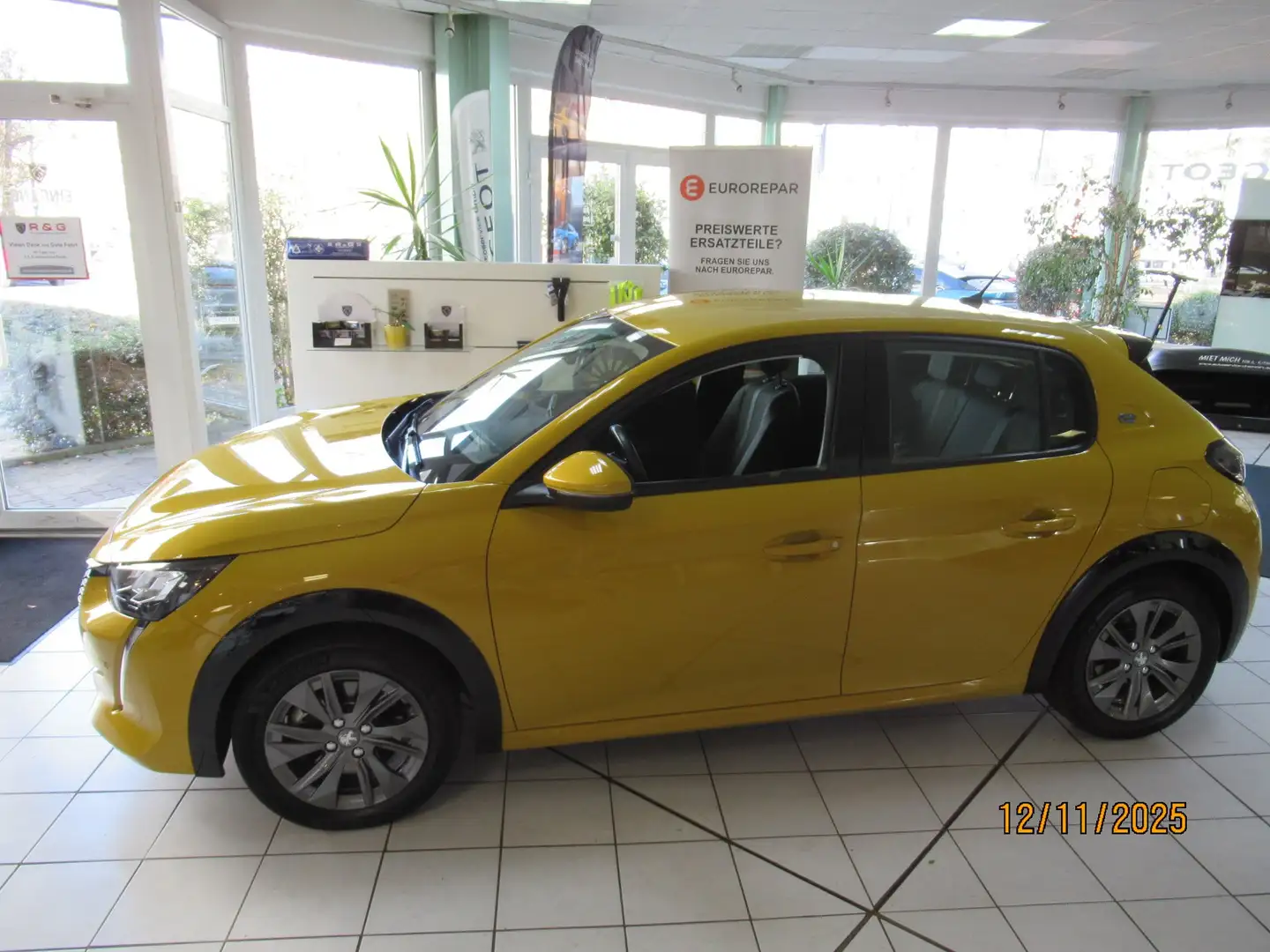 Peugeot 208 e- Allure 136 Navi, R-Kamera, LM, 11 Kw On, SHZ Gelb - 2