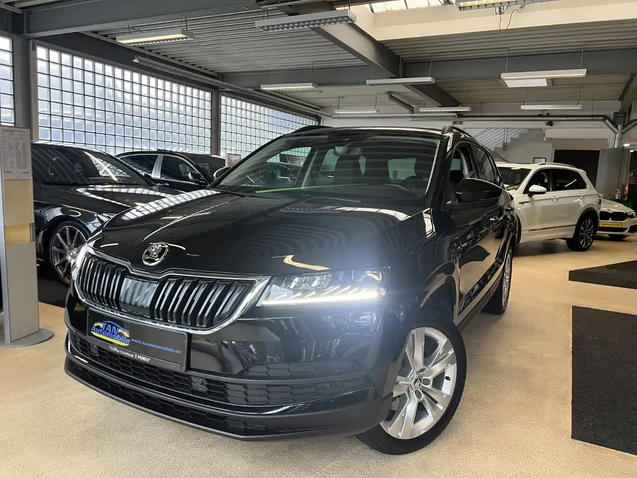 Skoda Karoq Style DSG *PANO*SITZHEIZUNG*LEDER* — photo 1 of 29