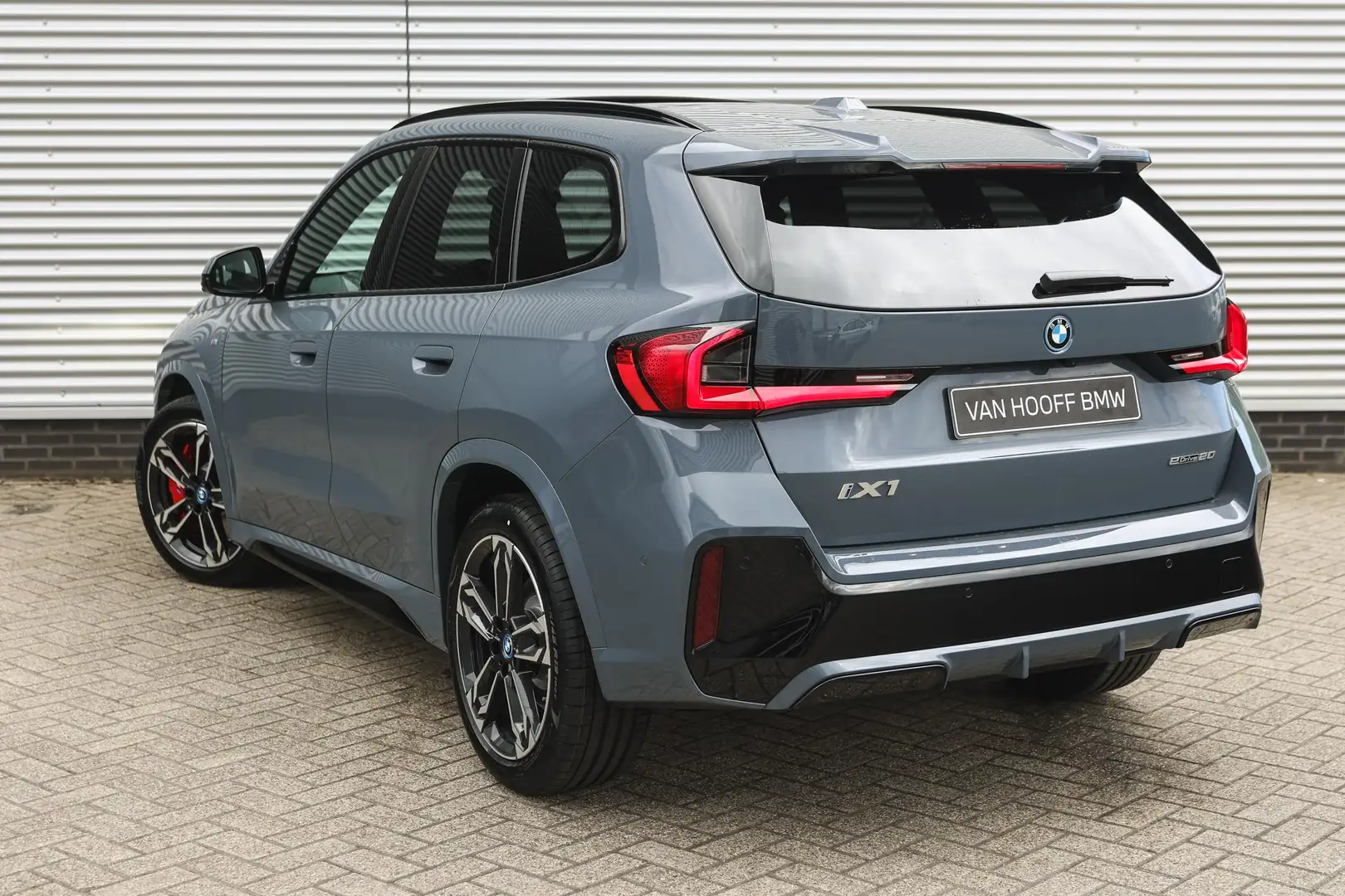 BMW iX1 eDrive20 High Executive M Sport / Panoramadak / Sp Grijs - 2