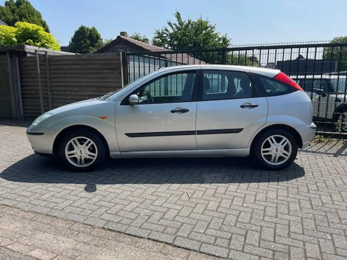 Ford Focus 1.6-16V Trend 5 drs AIRCO Grijs - 2