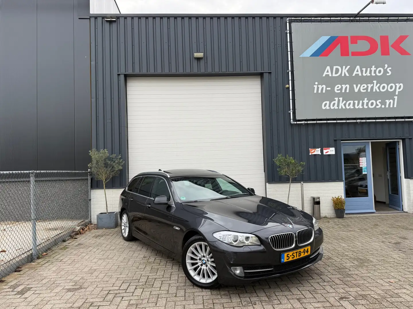 BMW 535 5-serie Touring 535xd High Executive PANO/NAVI/TRE Grijs - 2