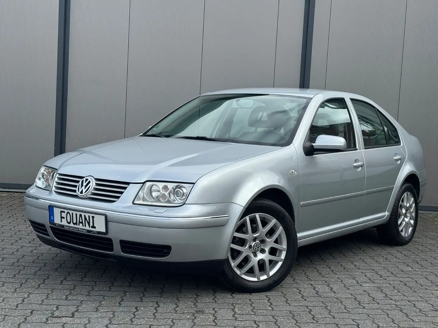 Volkswagen Bora 1.6*Special*1.HAND*KLIMA*SHZ*GARANTIE*8FACH Серебристый - 1