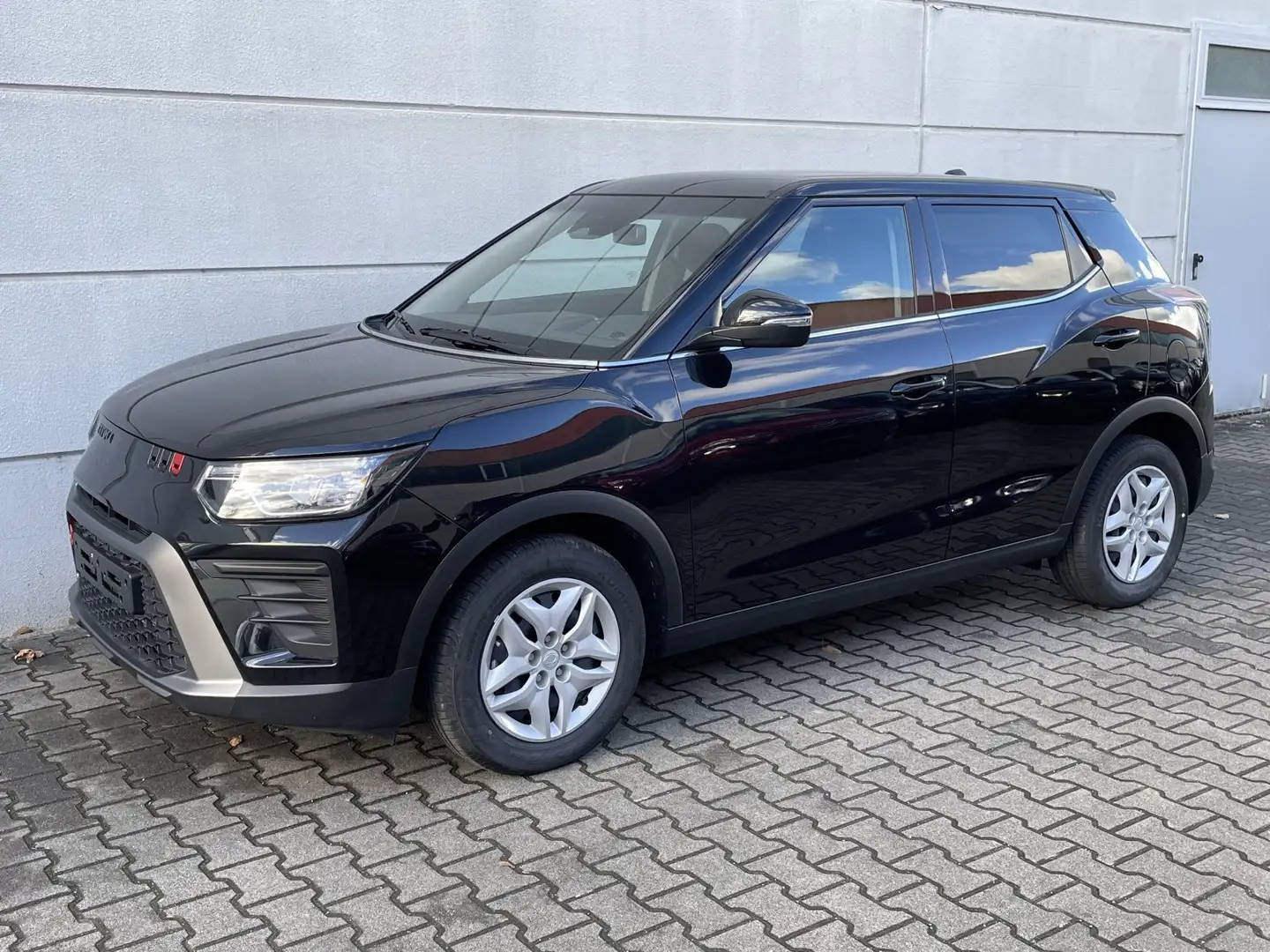 SsangYong Tivoli 1,5 T-GDI 2WD MT Spezial RKam CarPlay AndAuto Shz Fekete - 2