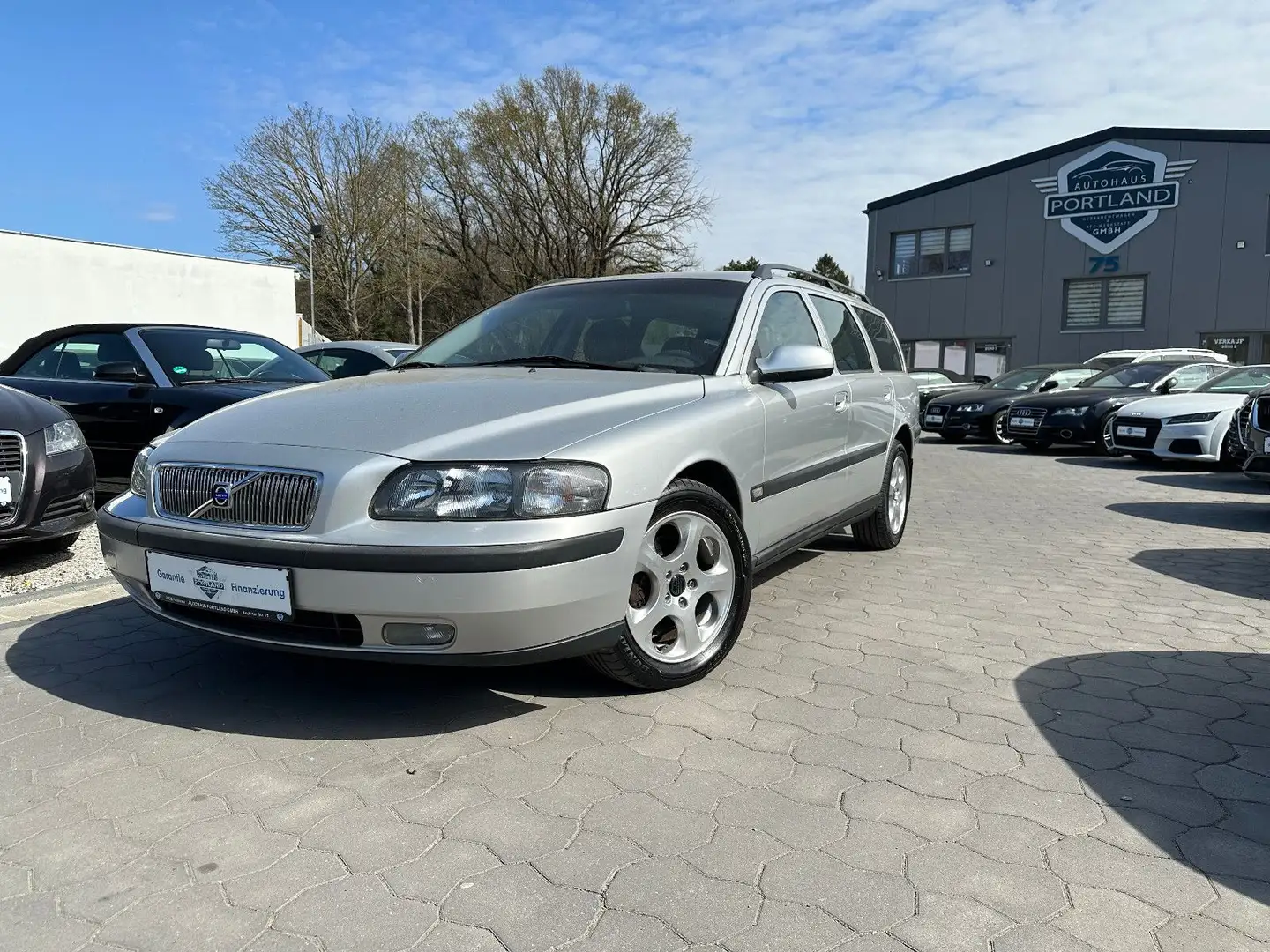 Volvo V70 2.4 Comfort/VOLVO S-Heft/1.Hand/Klima/SHZ Silber - 1
