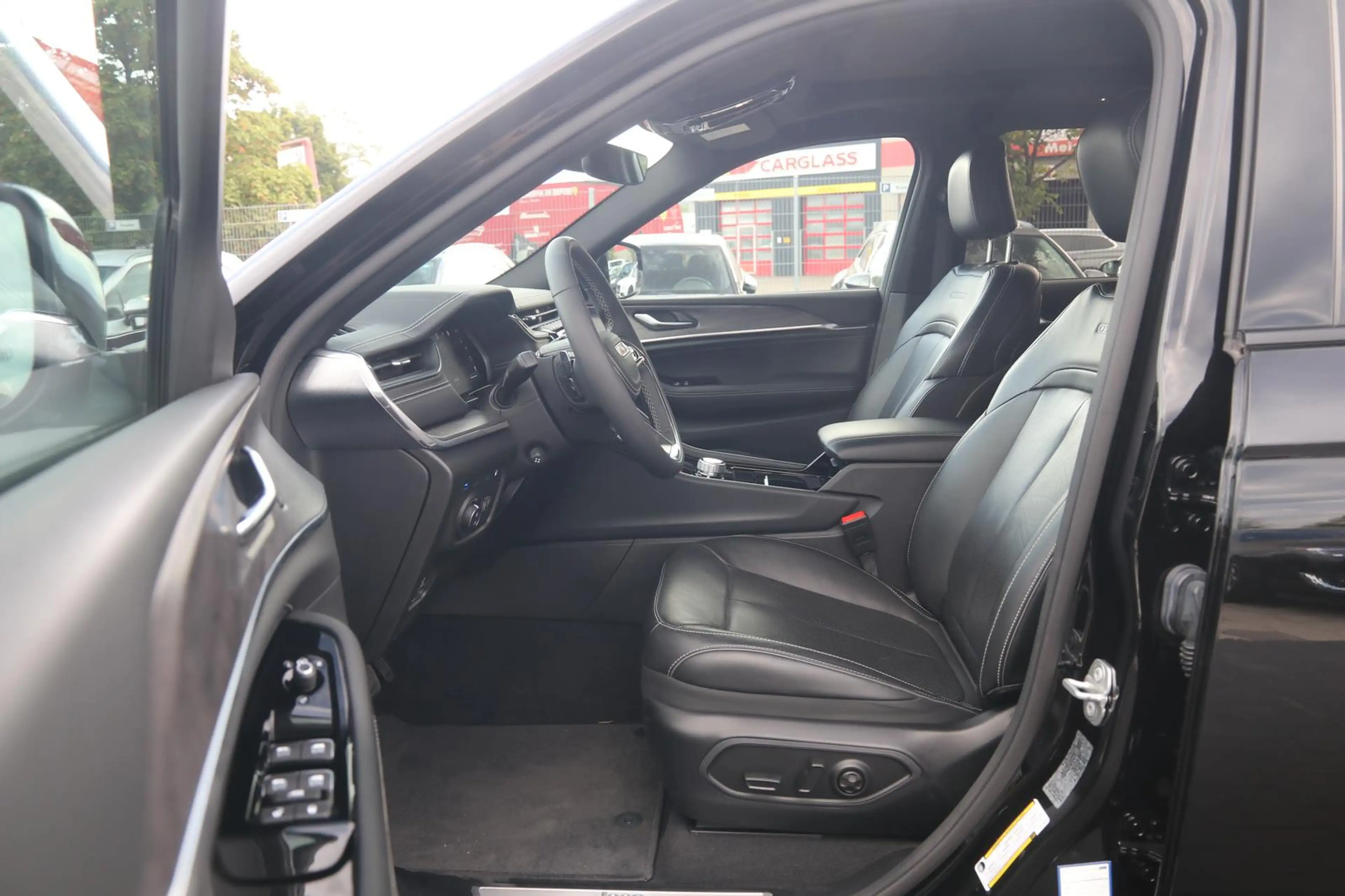 Jeep Grand Cherokee Overland Plug-In-Hybrid 4xe Andro — photo 9