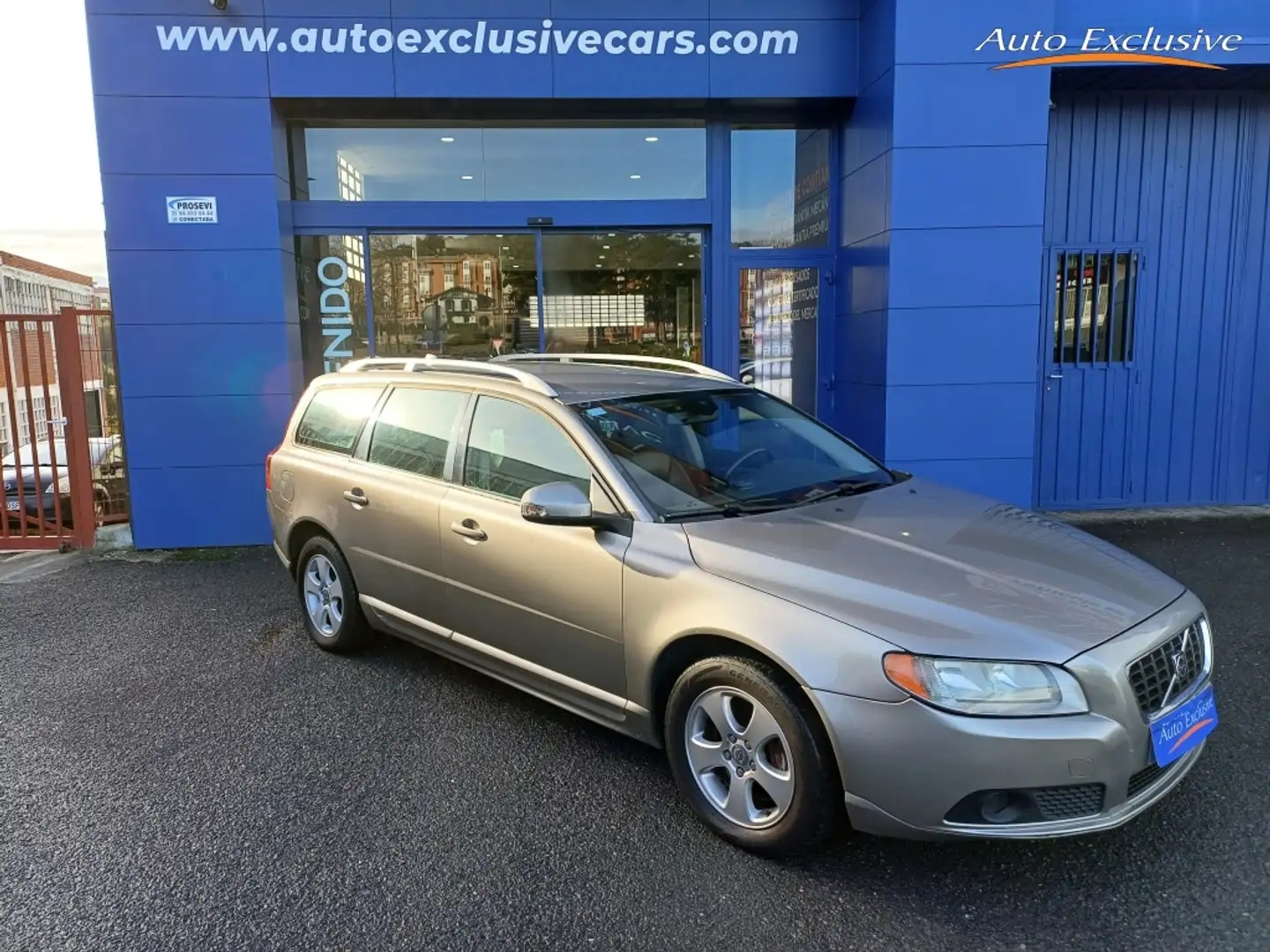 Volvo V70 D5 Momentum Geartronic Gris - 2