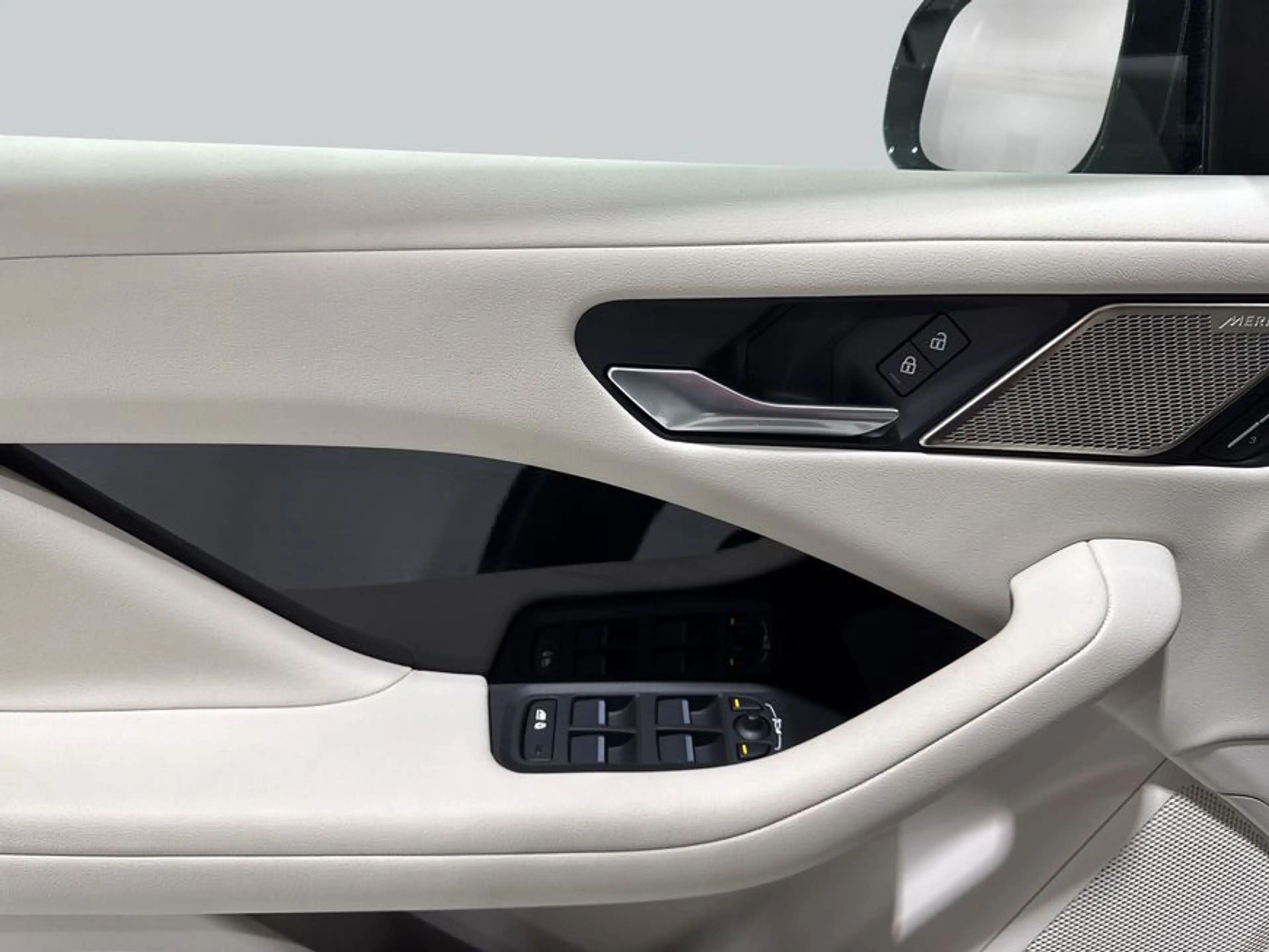 Jaguar I-Pace EV400 AWD S — photo 14