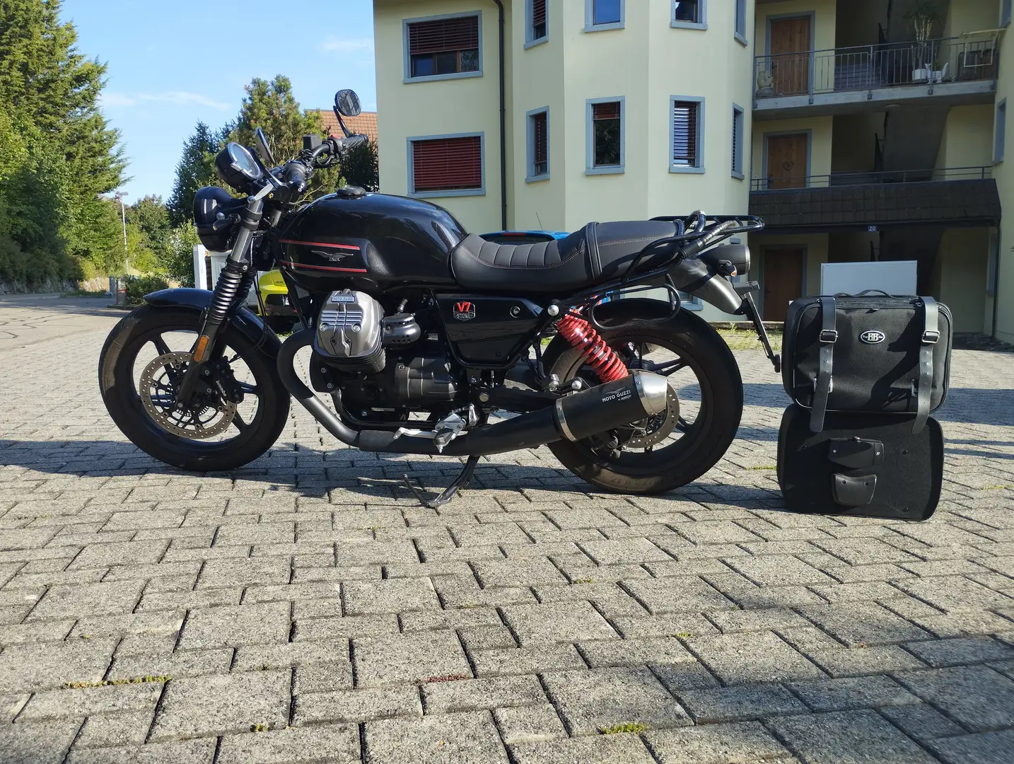 Moto Guzzi V 7 Stone - Special Edition Negro - 1