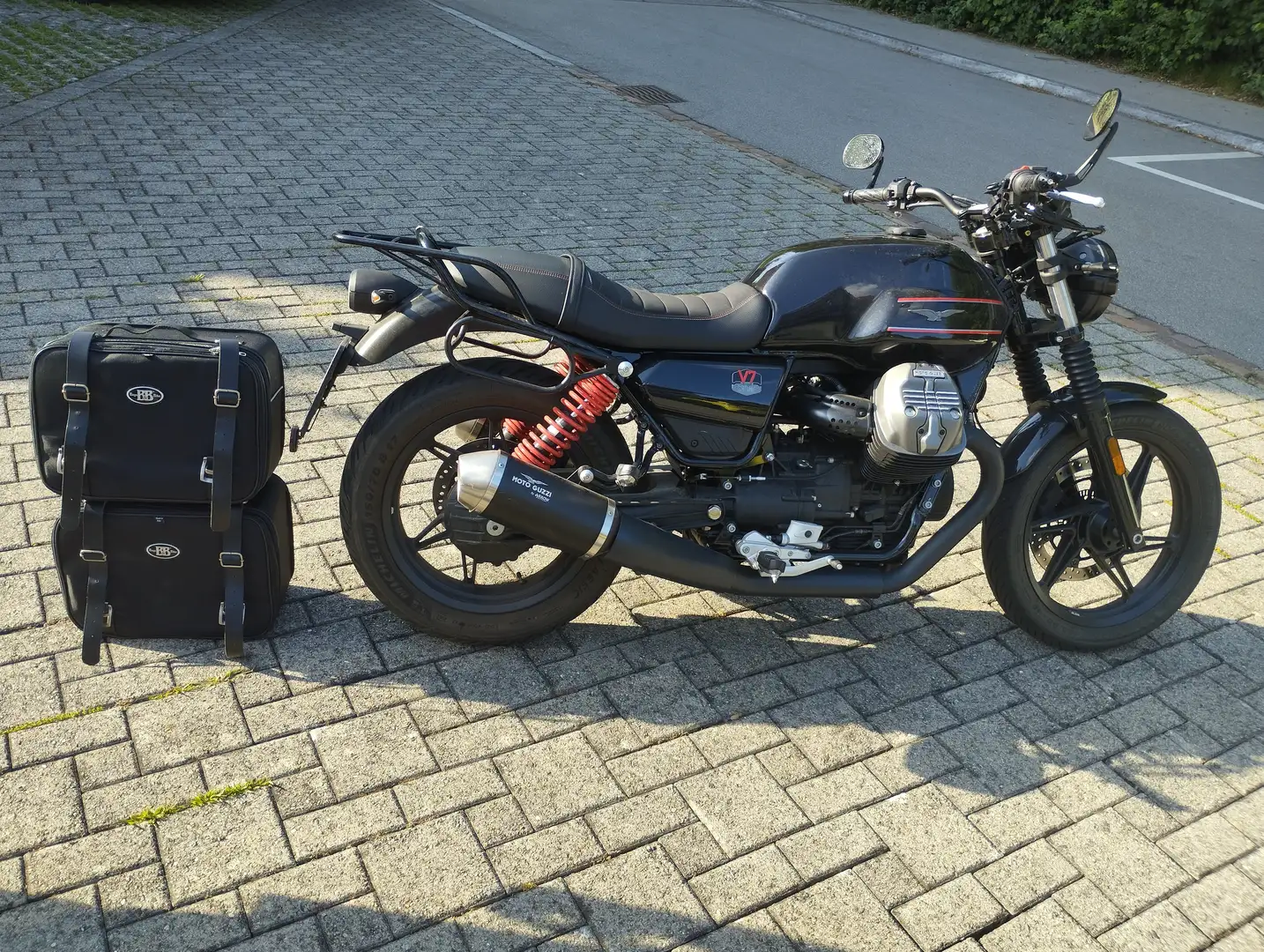 Moto Guzzi V 7 Stone - Special Edition Negro - 2