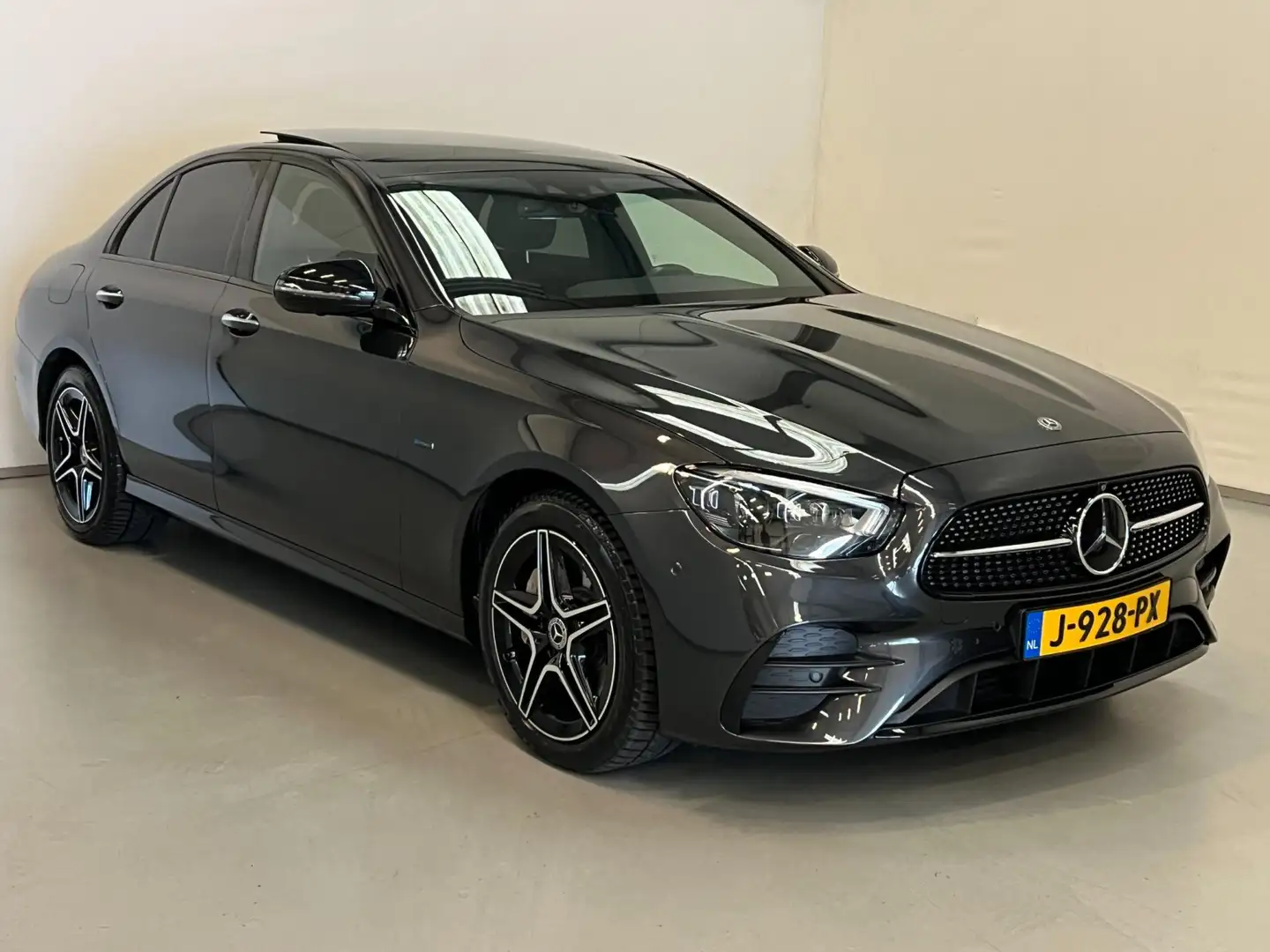 Mercedes-Benz E 300 300e / AMG / BTW / Pano / Burmester / Memory Grijs - 2