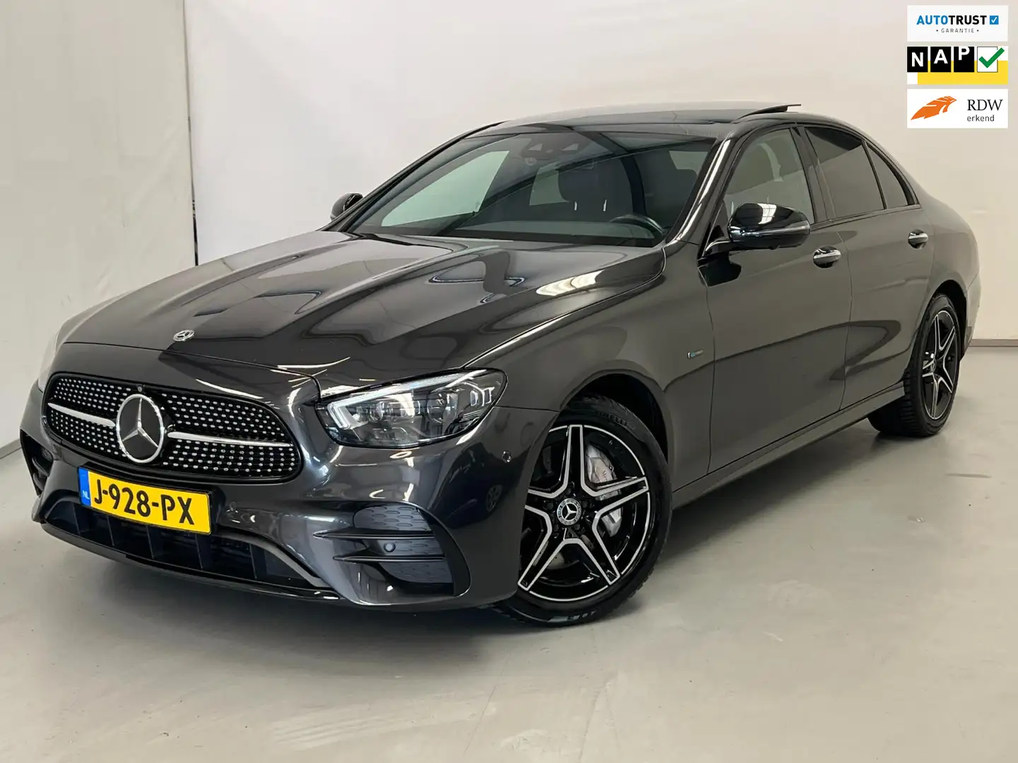 Mercedes-Benz E 300 300e / AMG / BTW / Pano / Burmester / Memory Grijs - 1
