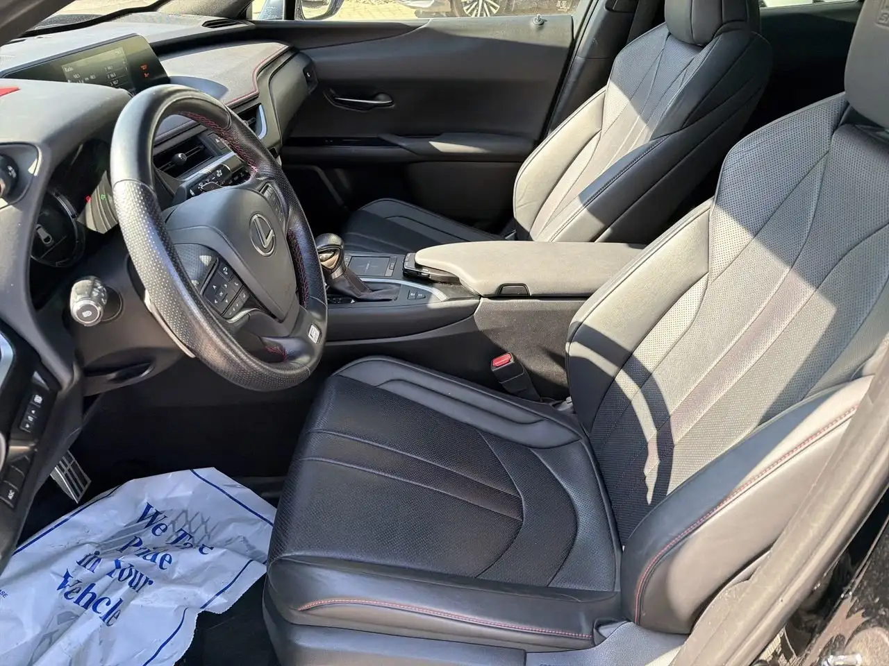 Lexus UX снимка Lexus UX