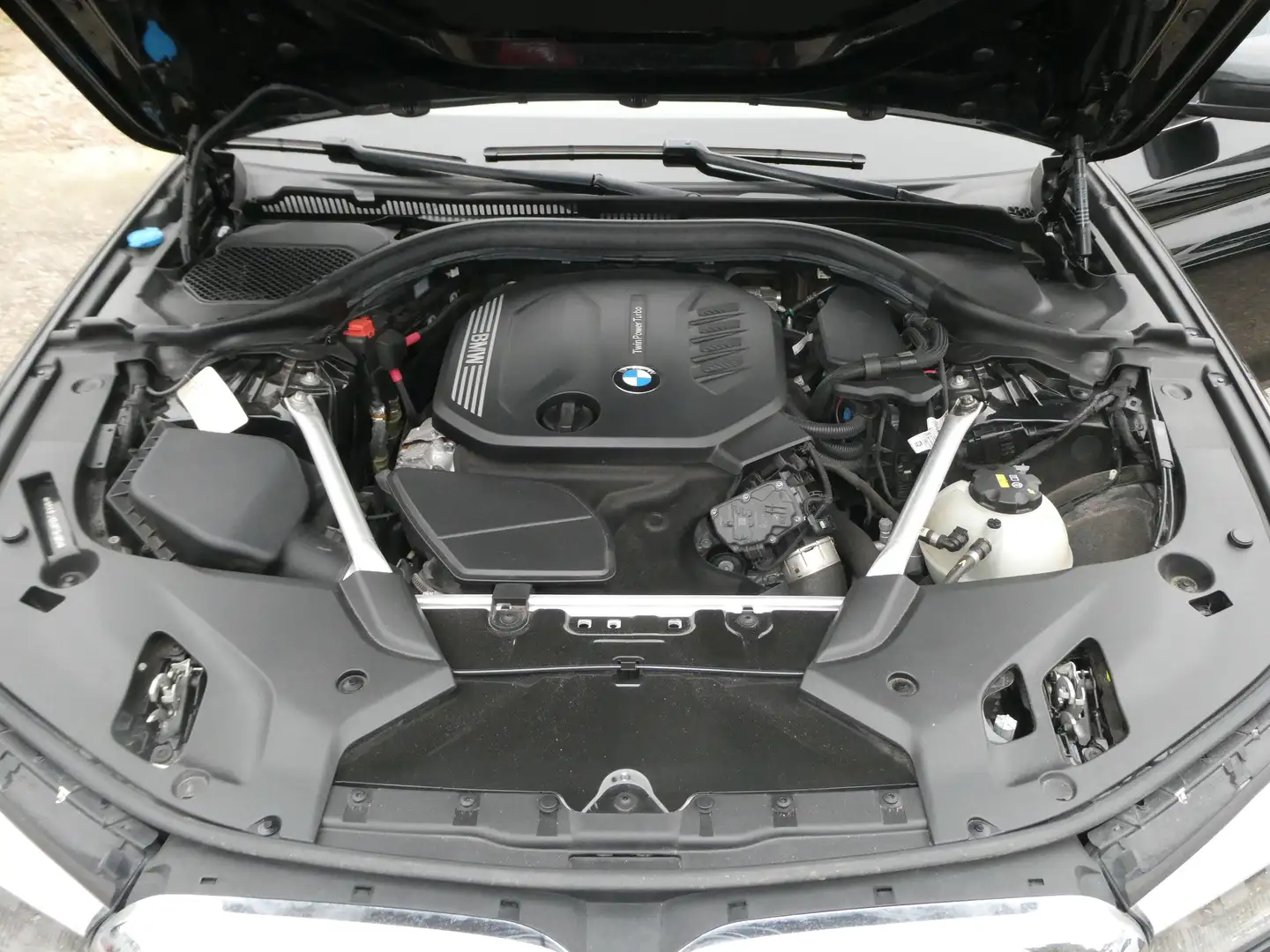 BMW 520 520 d *TÜV 02/2027*AHK*Leder*Navi*Kamera*8-fach Schwarz - 2