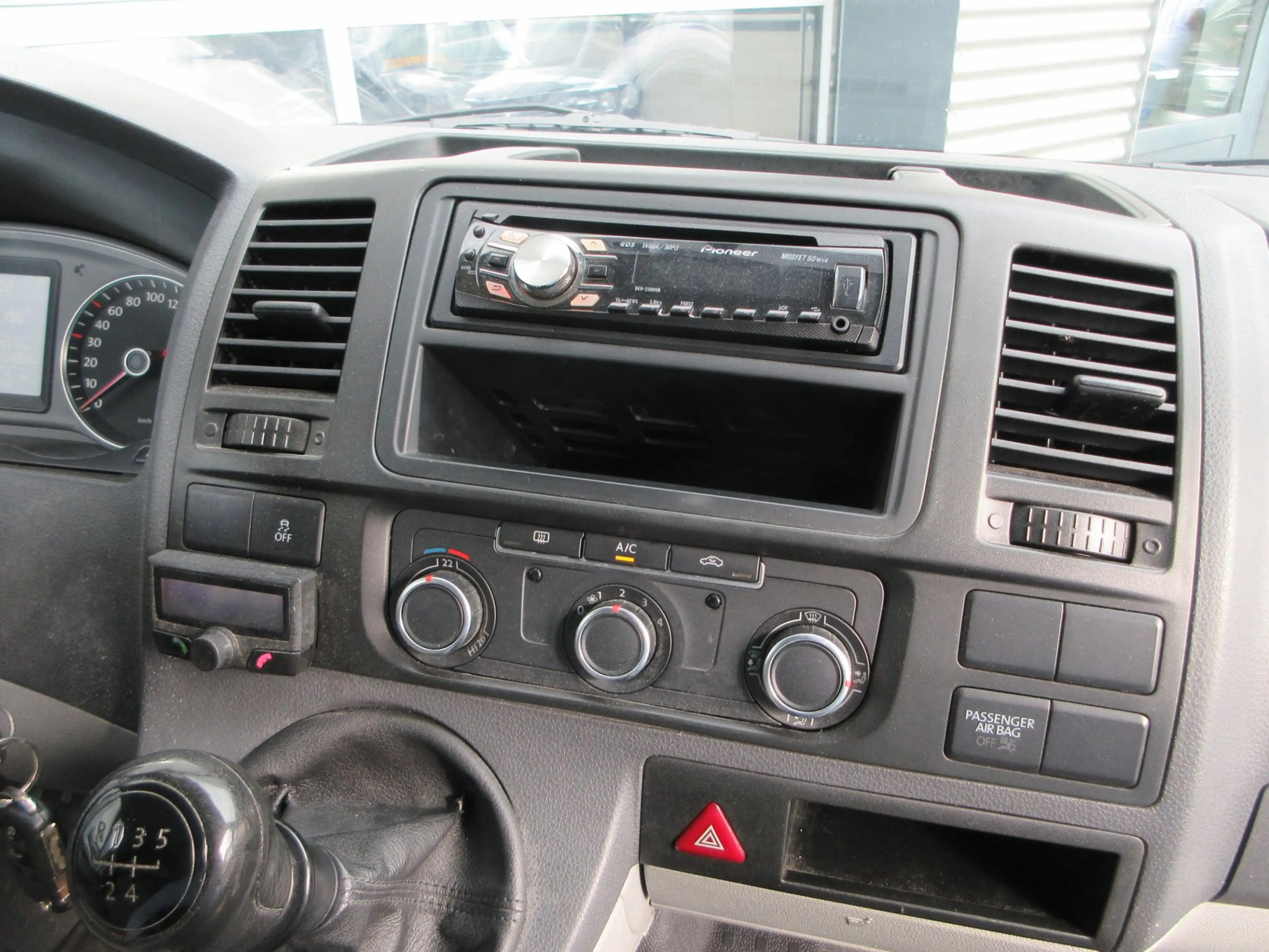 Volkswagen Transporter 2.0 TDI L1H1 airco trekhaak — photo 10