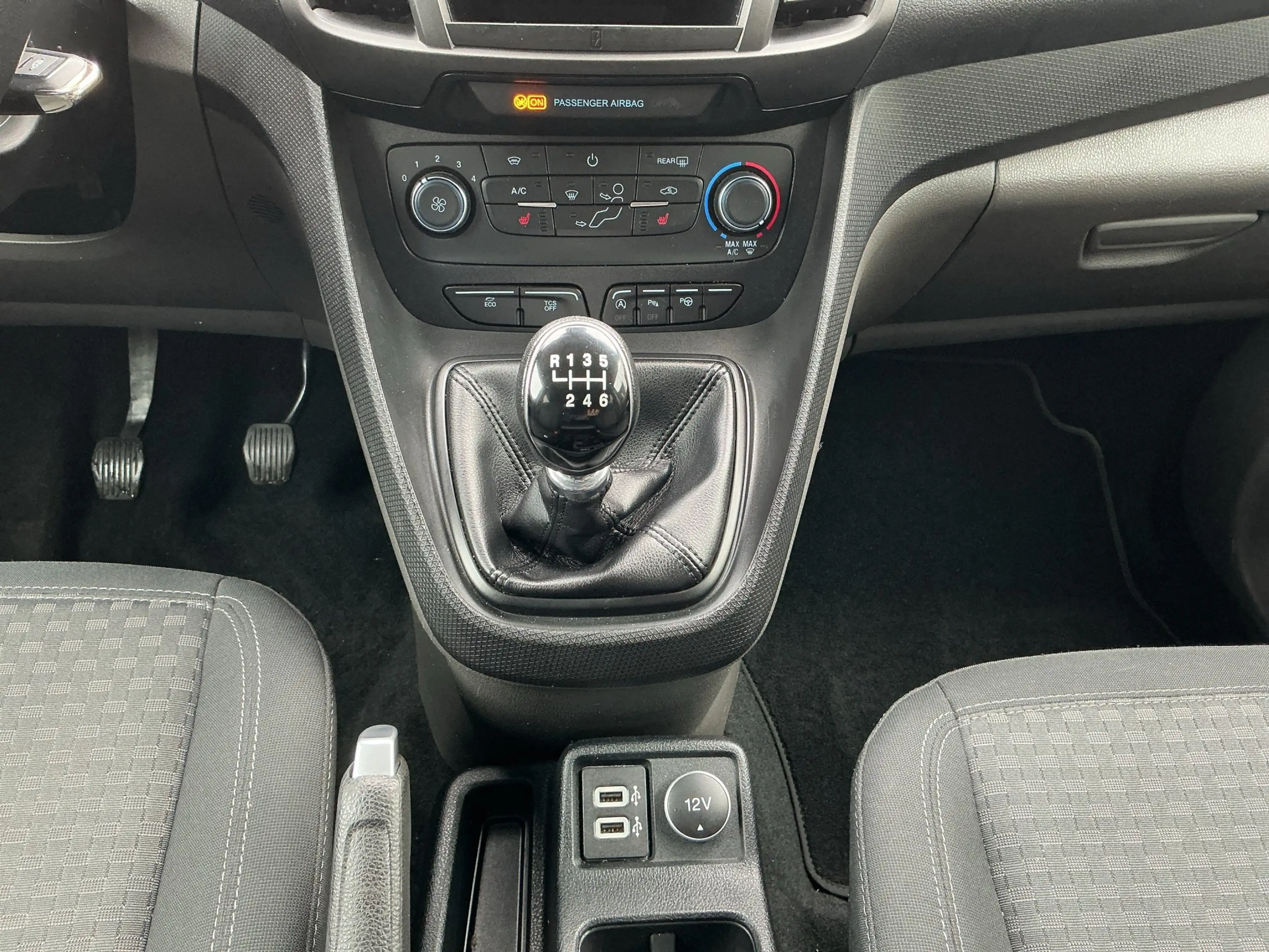 Ford Grand Tourneo Connect — photo 14