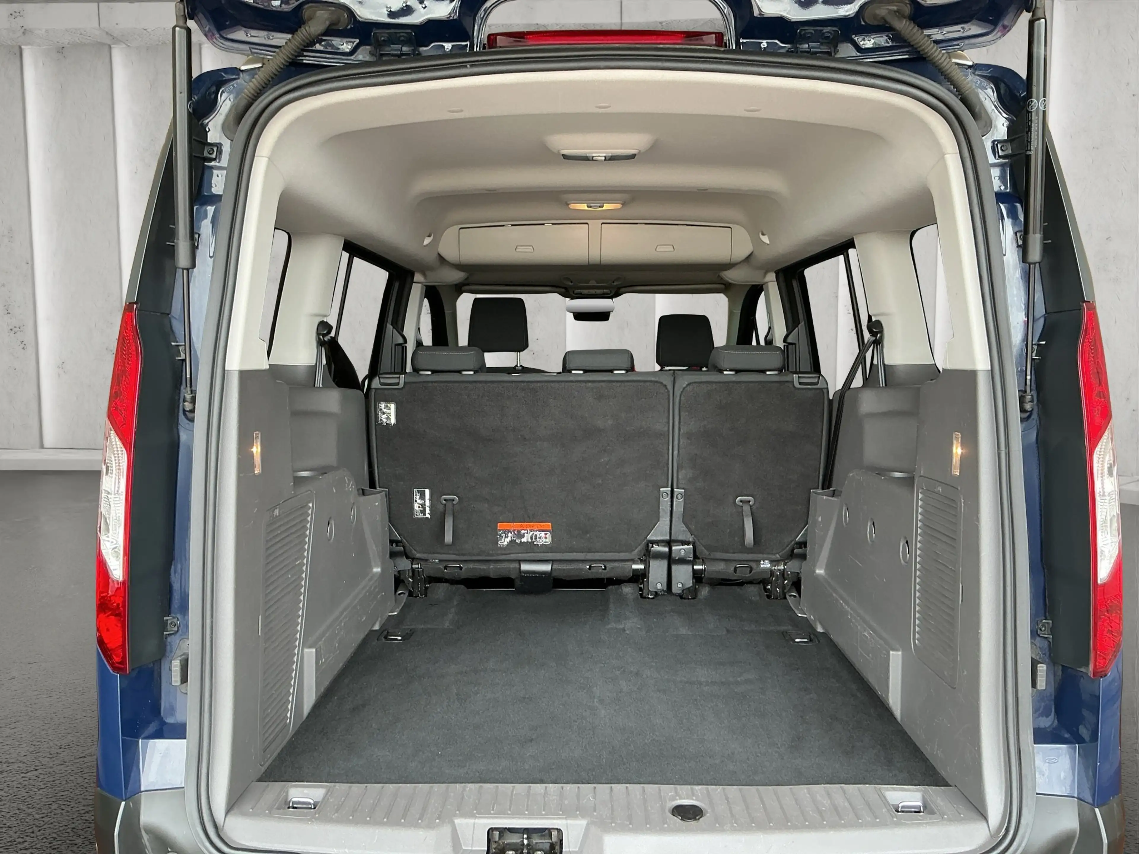 Ford Grand Tourneo Connect — photo 17
