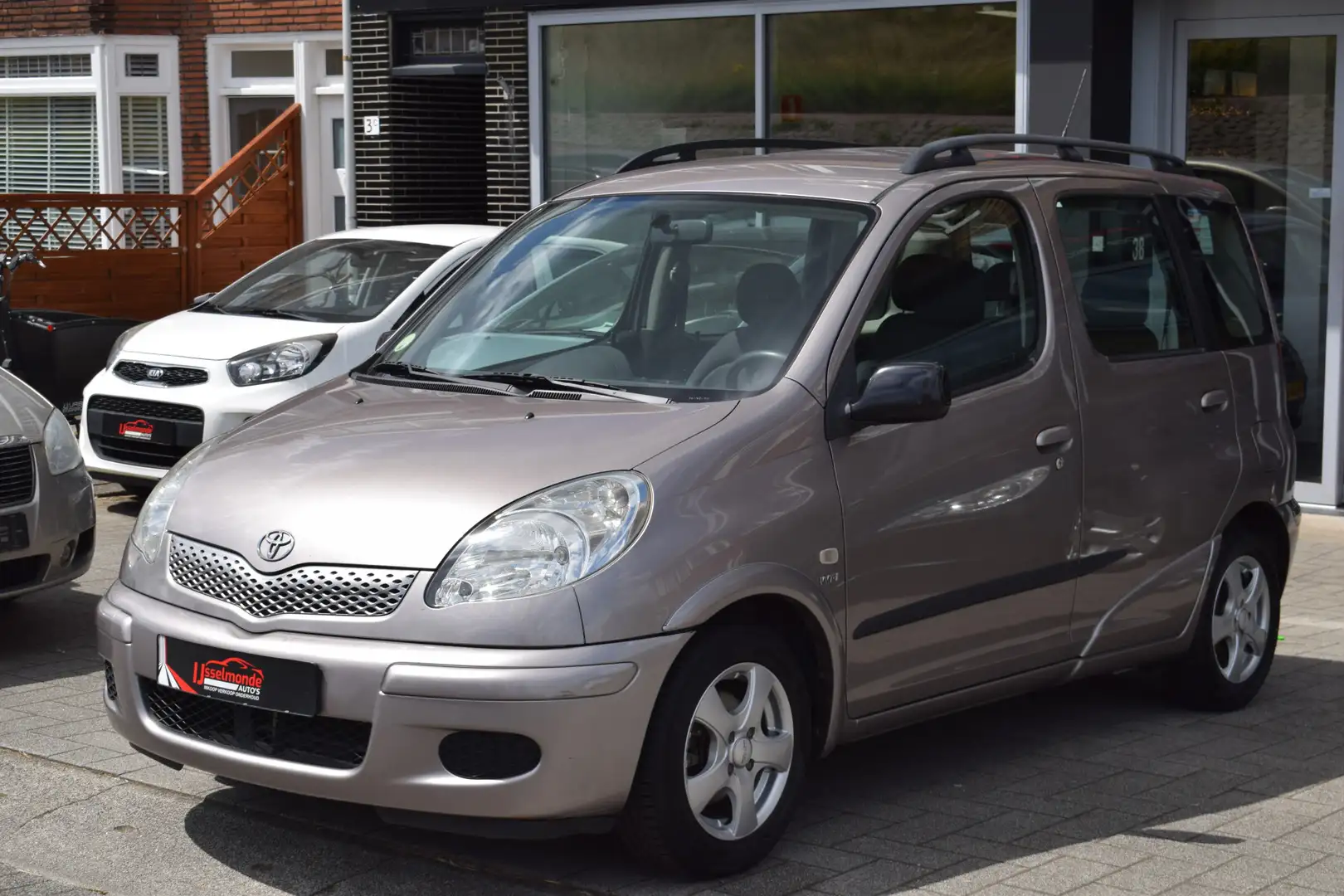 Toyota Yaris Verso 1.5 VVT-i Sol NAP Airco Trekhaak Grijs - 2