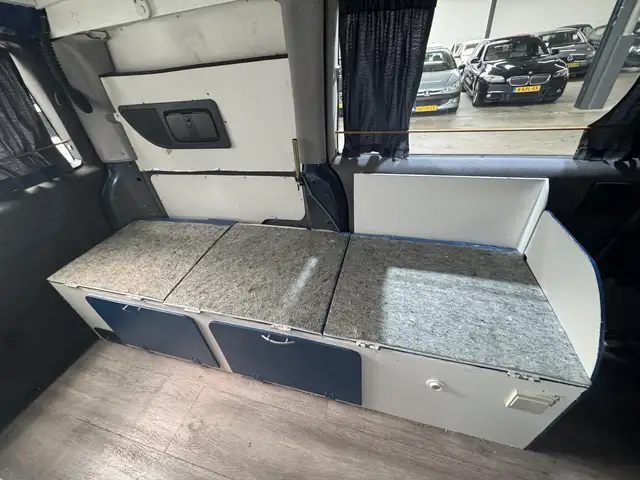 Mercedes-Benz V-Class view 14