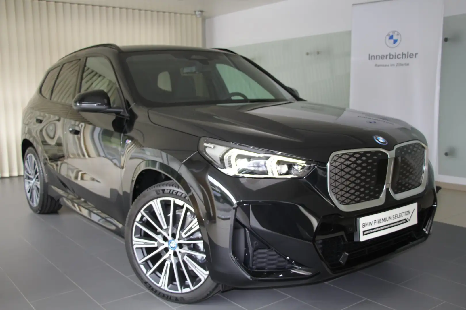 BMW iX1 iX1 xDrive30 64,7kWh Schwarz - 1
