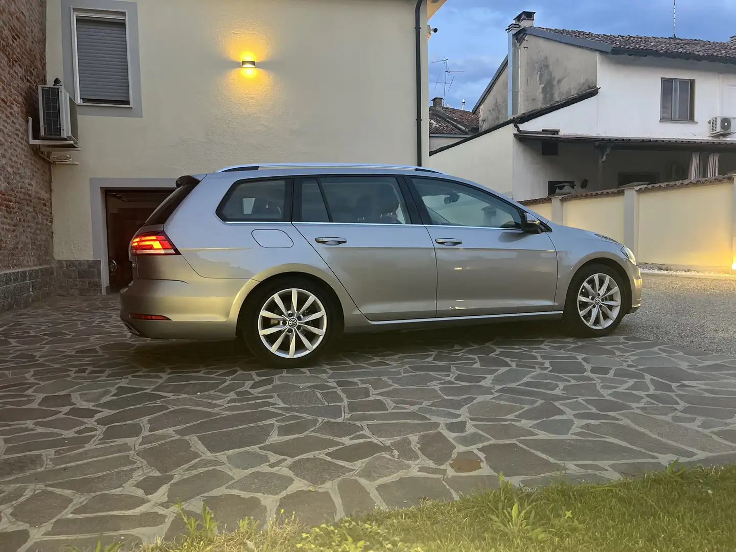 Volkswagen Golf Variant 2.0 tdi Highline 150cv E6 - 1