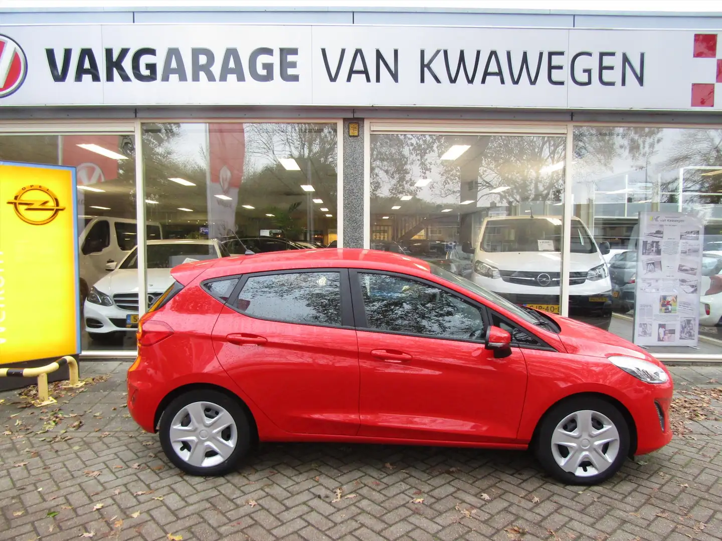 Ford Fiesta 1.1 TREND 85 PK 5 DRS AIRCO BLUETOOTH Rood - 1