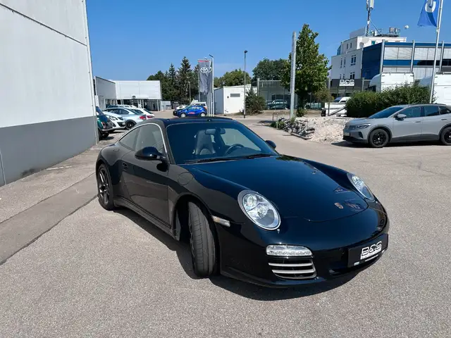 Porsche 911 view 8