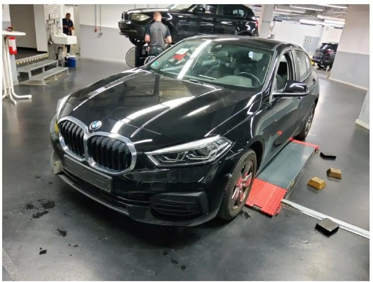 BMW 118 d (F40) Advantage*LED*PDC*Sitzheizung*Navi Schwarz - 2