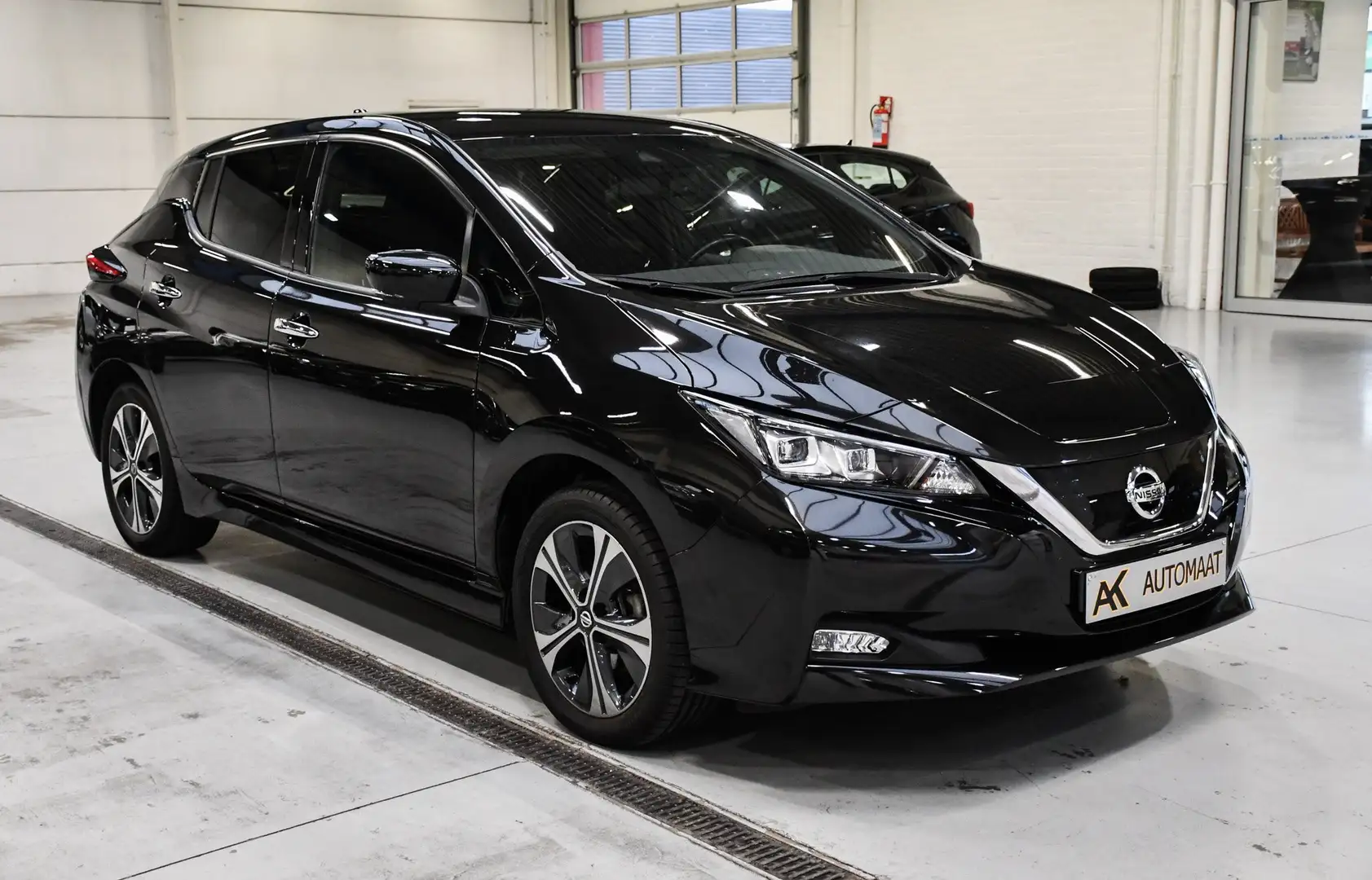 Nissan Leaf 62 kWh N-Connecta - NAVI / CAMERA / SMARTLINK /ACC Zwart - 2
